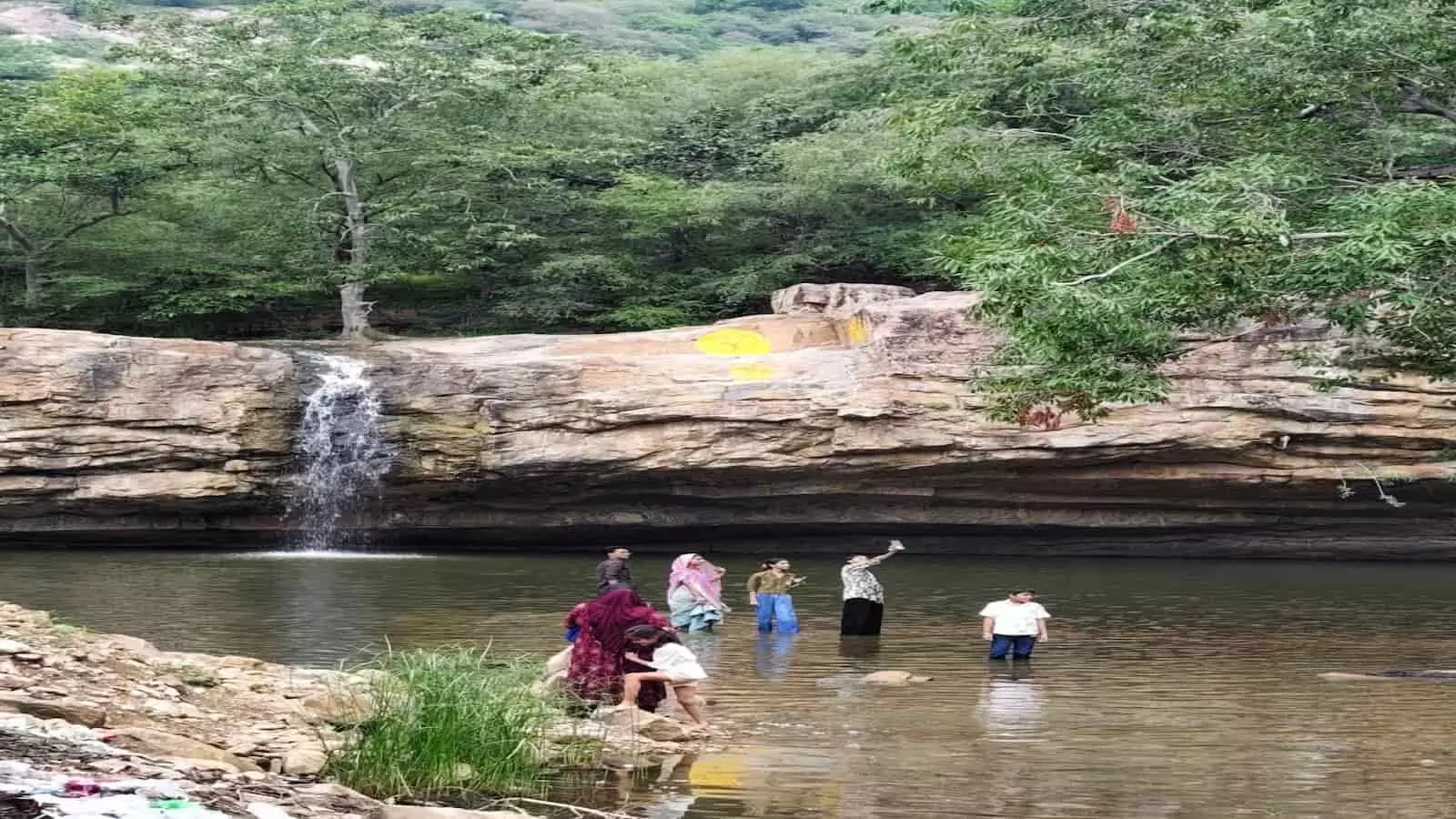 नीलिया महादेव कुंड के पानी में लोग बस्सी क्षेत्र में सुरक्षा नियमों को ताक पर रखकर खड़े हैं। नीलिया महादेव कुंड के पानी में लोग बस्सी क्षेत्र में सुरक्षा नियमों को ताक पर रखकर खड़े हैं।