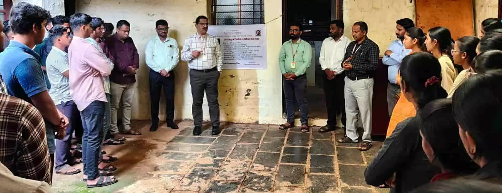 गारगोटी महाविद्यालय के रसायनशास्त्र विभाग में राष्ट्रीय रसायनशास्त्र दिन के अवसर पर मार्गदर्शन करते वक्ता और विद्यार्थी। गारगोटी महाविद्यालय के रसायनशास्त्र विभाग में राष्ट्रीय रसायनशास्त्र दिन के अवसर पर मार्गदर्शन करते वक्ता और विद्यार्थी।