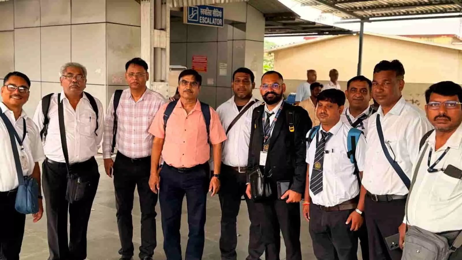रेलवे स्टेशन पर एस्केलेटर के पास खड़े भारतीय रेलवे के अधिकारी और कर्मचारी। रेलवे स्टेशन पर एस्केलेटर के पास खड़े भारतीय रेलवे के अधिकारी और कर्मचारी।