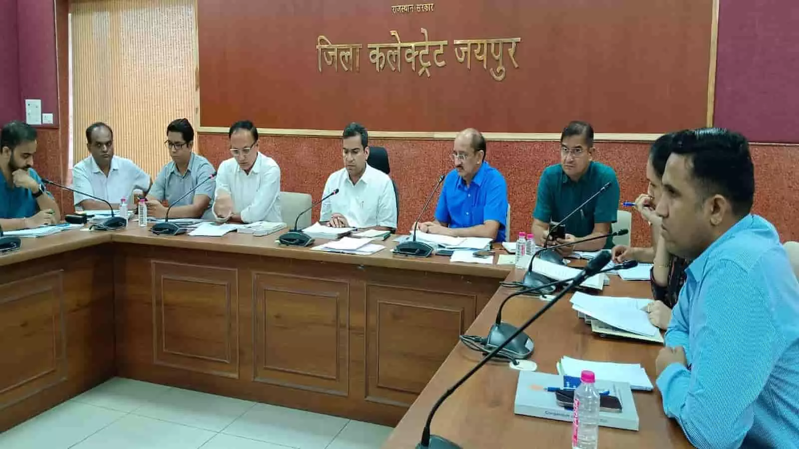जयपुर कलेक्ट्रेट सभागार में अधिकारियों के साथ समीक्षा बैठक करते जिला निर्वाचन अधिकारी। जयपुर कलेक्ट्रेट सभागार में अधिकारियों के साथ समीक्षा बैठक करते जिला निर्वाचन अधिकारी।