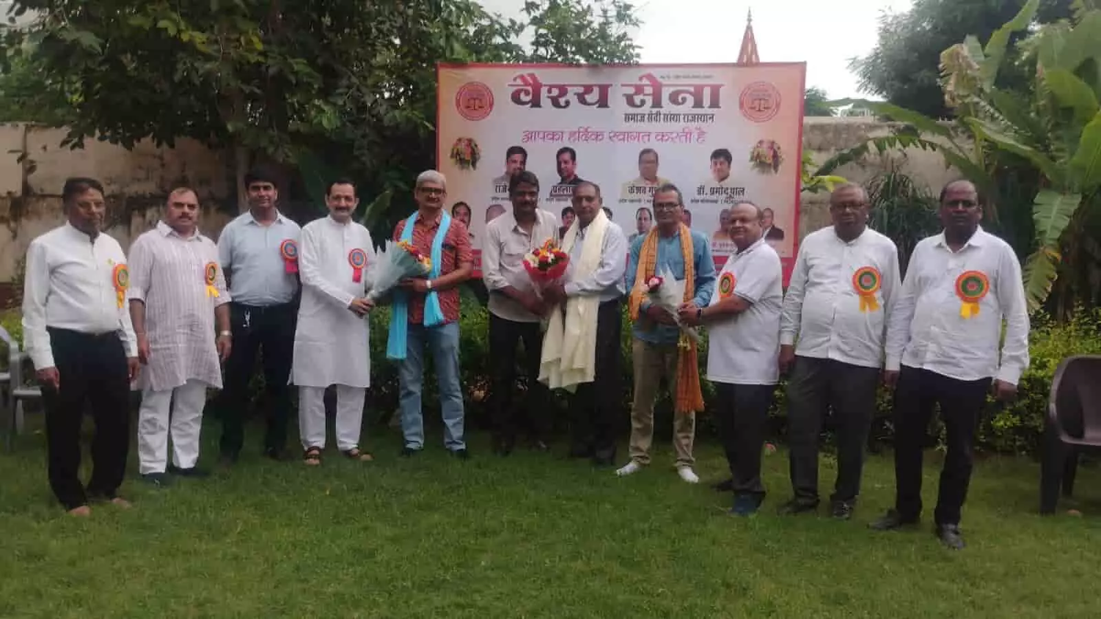 वैश्य सेना राजस्थान के पदाधिकारी विवेक विहार स्थित मंदिर में अतिथियों का स्वागत कर रहे हैं। वैश्य सेना राजस्थान के पदाधिकारी विवेक विहार स्थित मंदिर में अतिथियों का स्वागत कर रहे हैं।