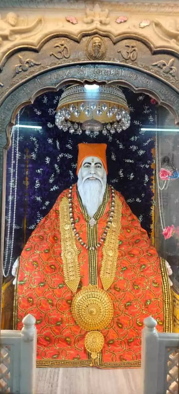 तस्वीर में श्री अमरापुर स्थान जयपुर के मंदिर में समाधि स्थल का अलंकृत स्वरूप दिख रहा है। तस्वीर में श्री अमरापुर स्थान जयपुर के मंदिर में समाधि स्थल का अलंकृत स्वरूप दिख रहा है।
