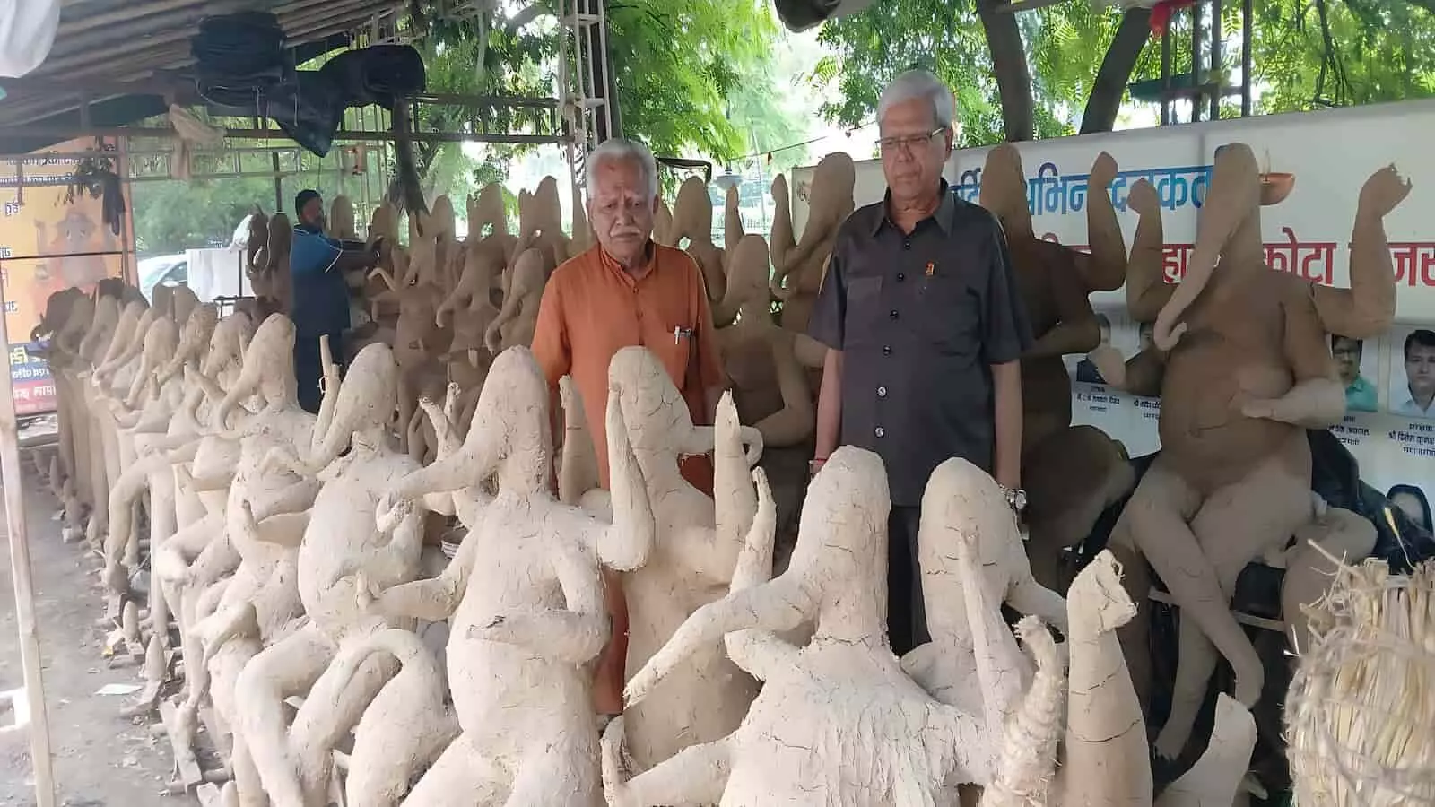 कोटा में कार्यशाला के दौरान प्राकृतिक मिट्टी से तैयार की जा रही इको फ्रेंडली गणेश प्रतिमाएं। कोटा में कार्यशाला के दौरान प्राकृतिक मिट्टी से तैयार की जा रही इको फ्रेंडली गणेश प्रतिमाएं।