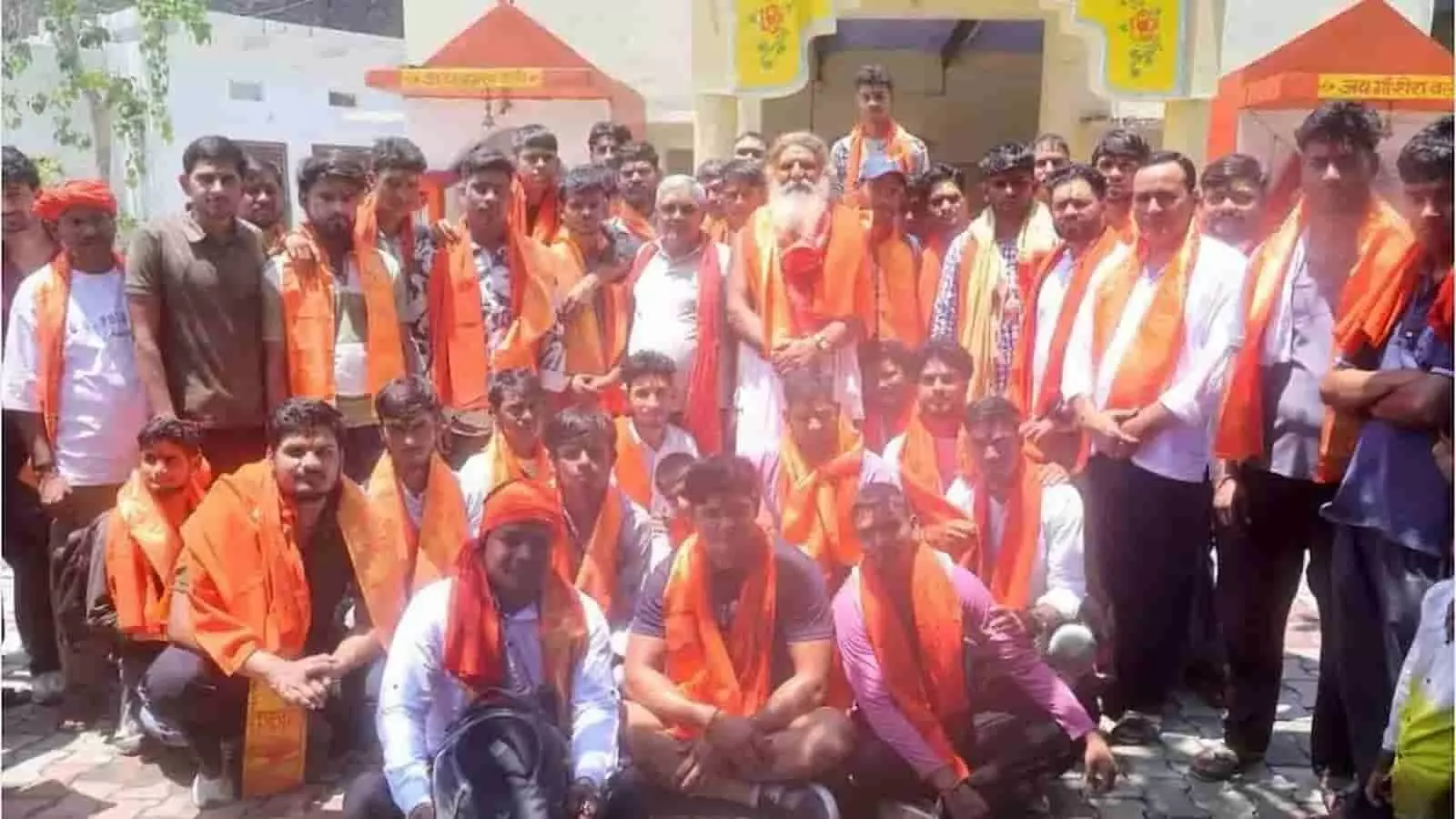 तस्वीर में मंदिर के सामने खड़े कांवड़ियों का दल डीग में नजर आ रहा है। तस्वीर में मंदिर के सामने खड़े कांवड़ियों का दल डीग में नजर आ रहा है।
