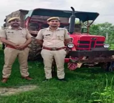 बजरी से भरी ट्रैक्टर-ट्रॉली बाटोदा क्षेत्र में पुलिस कार्रवाई के दौरान दिखाई दे रही है। बजरी से भरी ट्रैक्टर-ट्रॉली बाटोदा क्षेत्र में पुलिस कार्रवाई के दौरान दिखाई दे रही है।