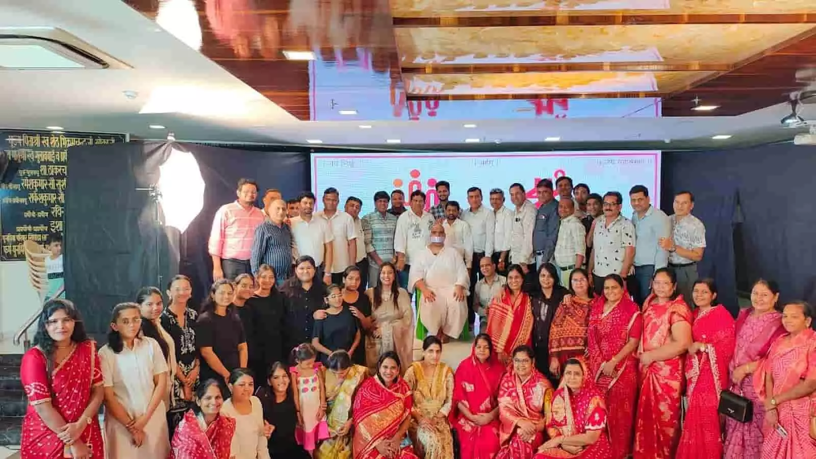 तस्वीर में ठाणे के तेरापंथ भवन में आयोजित कार्यक्रम के दौरान उपस्थित मुनिगण और दर्शक नजर आ रहे हैं। तस्वीर में ठाणे के तेरापंथ भवन में आयोजित कार्यक्रम के दौरान उपस्थित मुनिगण और दर्शक नजर आ रहे हैं।