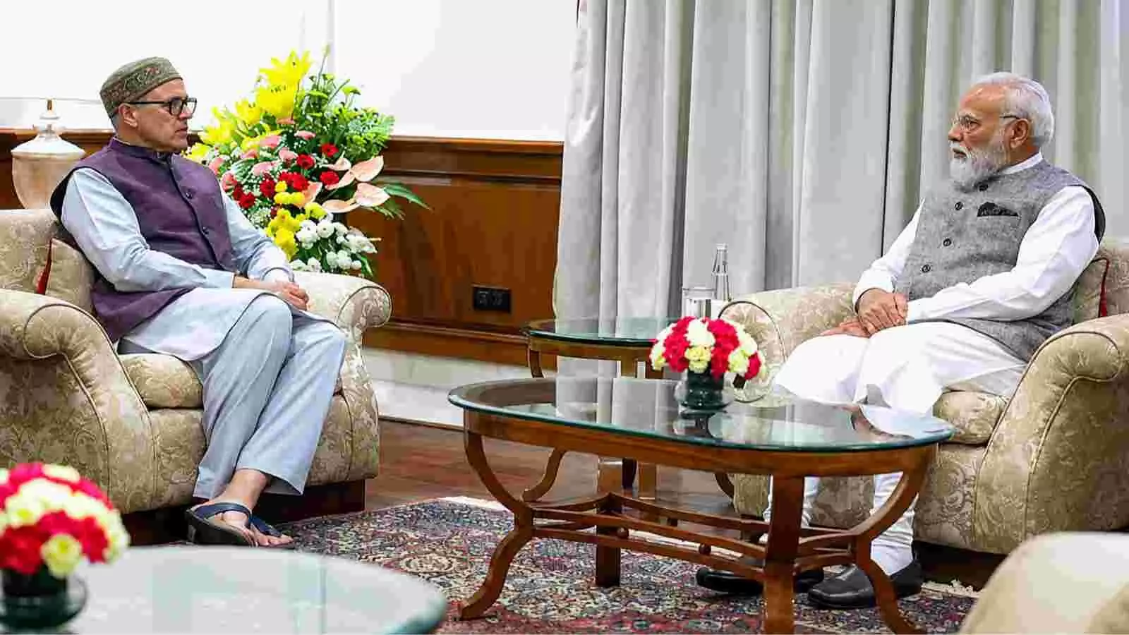 दो नेता औपचारिक बैठक में बैठे हैं, जम्मू-कश्मीर के राज्य दर्जे के संदर्भ में। दो नेता औपचारिक बैठक में बैठे हैं, जम्मू-कश्मीर के राज्य दर्जे के संदर्भ में।