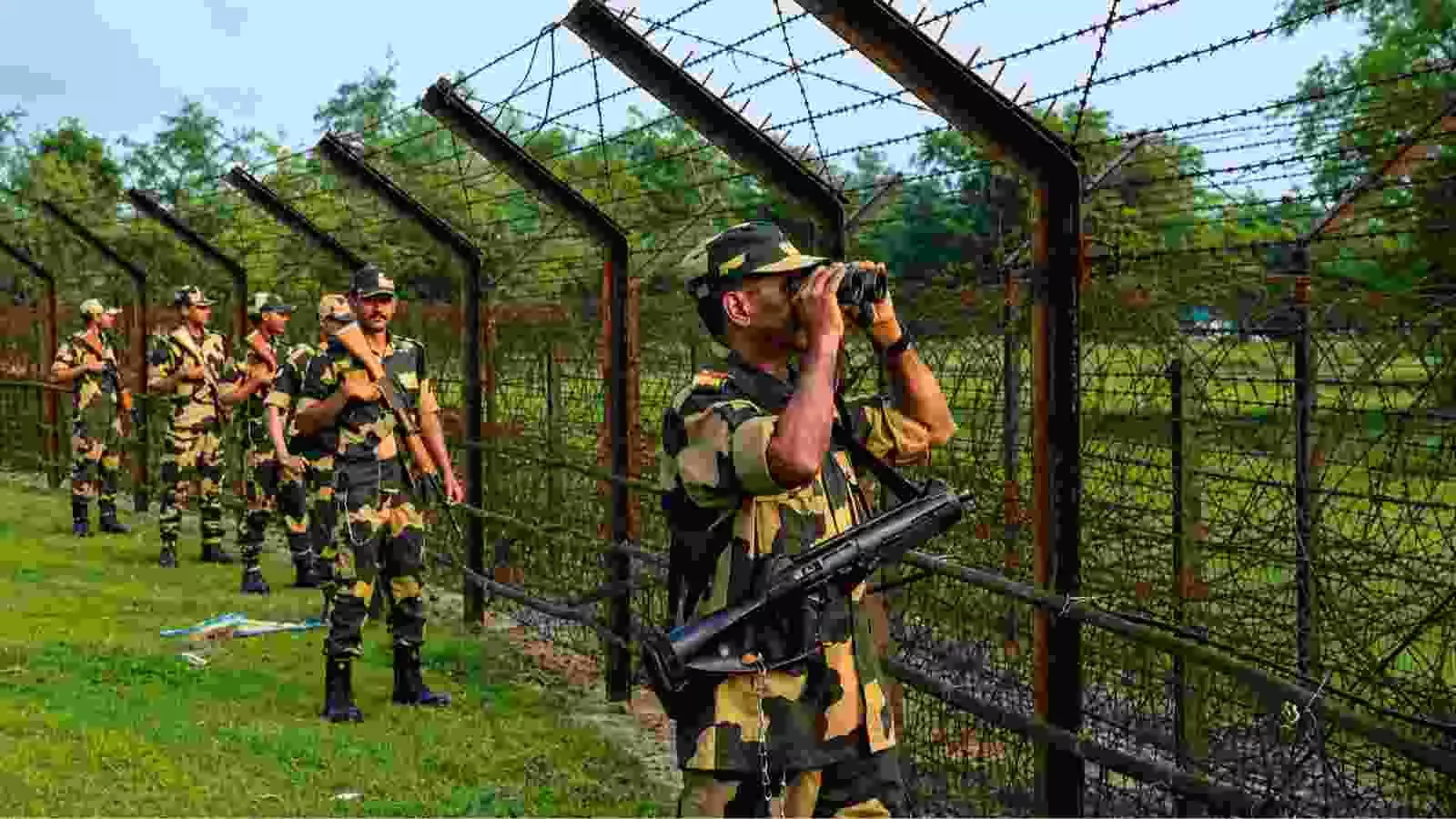 सीमा बाड़ के पास खड़े सुरक्षा बल के जवान भारत-बांग्लादेश सीमा पर बढ़े तनाव और सुरक्षा गतिविधियों के संदर्भ में नजर आ रहे हैं। सीमा बाड़ के पास खड़े सुरक्षा बल के जवान भारत-बांग्लादेश सीमा पर बढ़े तनाव और सुरक्षा गतिविधियों के संदर्भ में नजर आ रहे हैं।