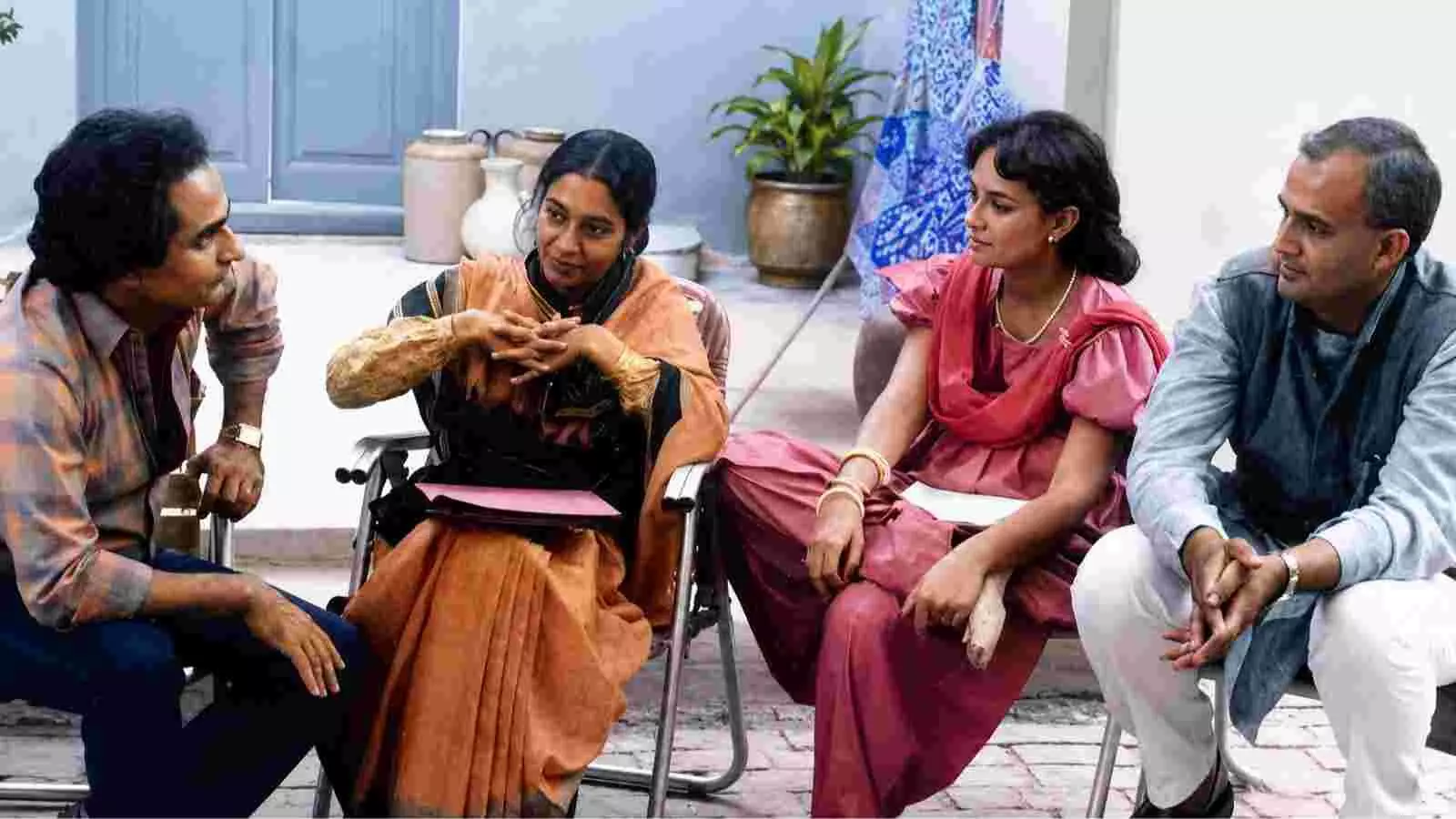 दूरदर्शन के लोकप्रिय धारावाहिक बुनियाद के सेट पर बैठे हुए कलाकार| दूरदर्शन के लोकप्रिय धारावाहिक बुनियाद के सेट पर बैठे हुए कलाकार|