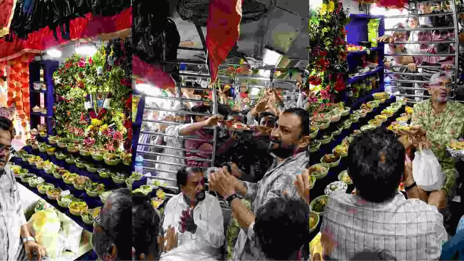 लोकल ट्रेन के डिब्बे में सजी देवी मां की मूर्ति के सामने भजन मंडली के सदस्यों द्वारा 56 भोग अर्पित करने का दृश्य। लोकल ट्रेन के डिब्बे में सजी देवी मां की मूर्ति के सामने भजन मंडली के सदस्यों द्वारा 56 भोग अर्पित करने का दृश्य।