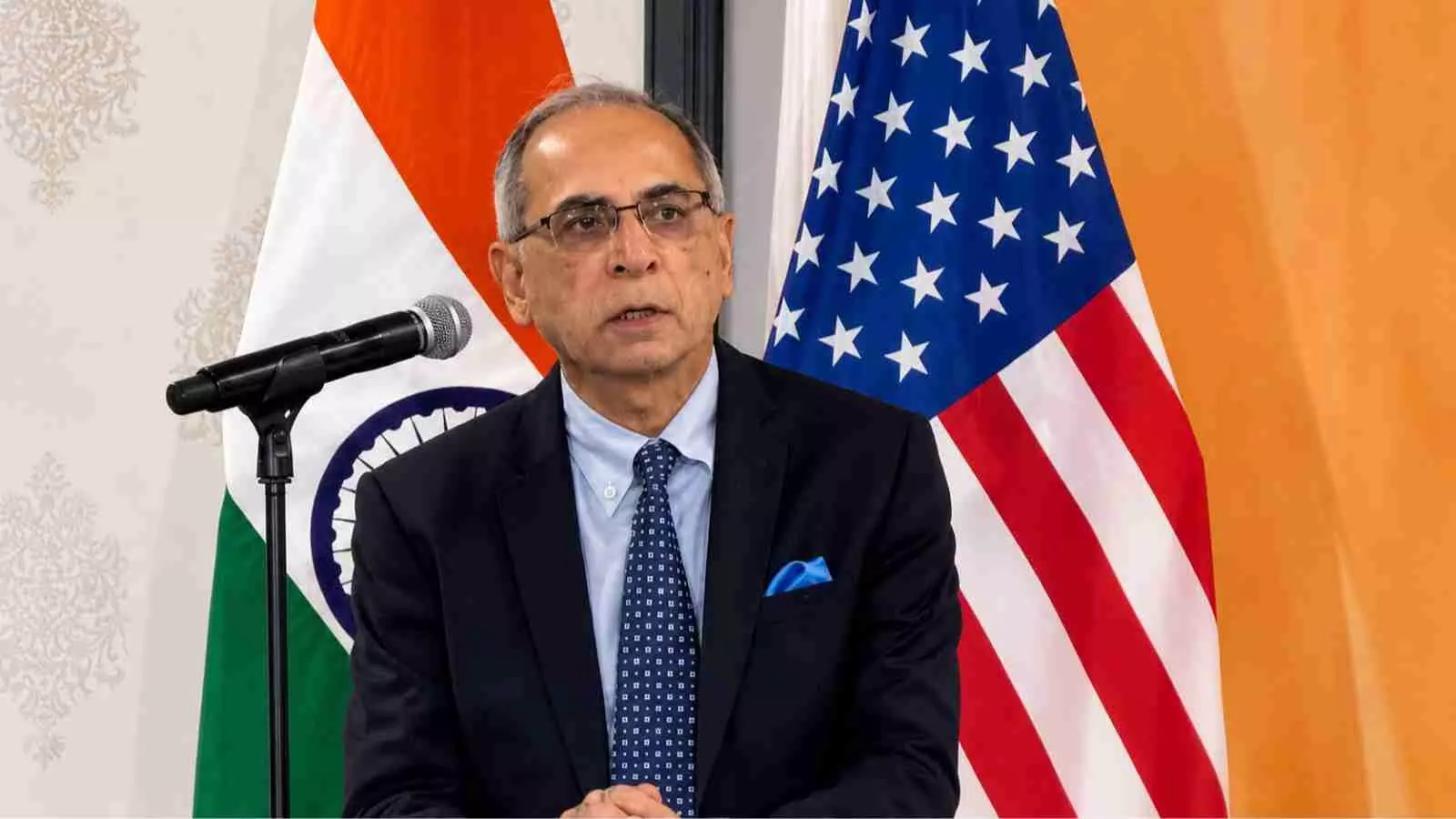 माइक के सामने खड़े होकर बात कर रहे भारतीय राजदूत विनय मोहन क्वात्रा वाशिंगटन में दिख रहे हैं। माइक के सामने खड़े होकर बात कर रहे भारतीय राजदूत विनय मोहन क्वात्रा वाशिंगटन में दिख रहे हैं।