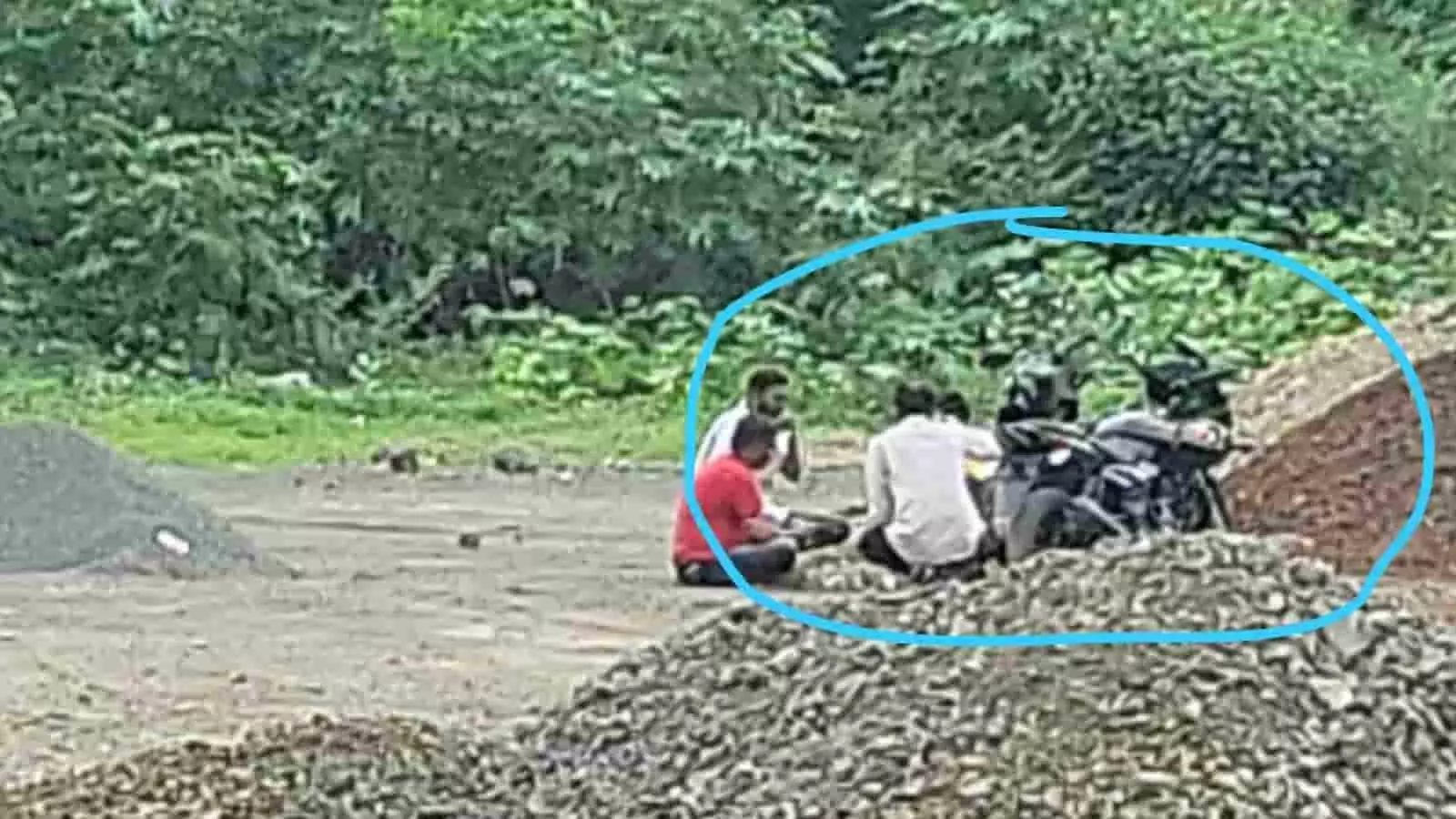 तस्वीर में जालना के खुले मैदान में कुछ लोग बैठे हुए दिखाई दे रहे हैं। तस्वीर में जालना के खुले मैदान में कुछ लोग बैठे हुए दिखाई दे रहे हैं।