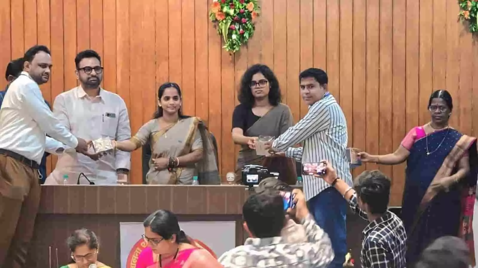 तस्वीर में जालना महानगरपालिका कार्यक्रम के दौरान मुख्याध्यापक राजेश मुंडलिक को पुरस्कार प्रदान किया जा रहा है। तस्वीर में जालना महानगरपालिका कार्यक्रम के दौरान मुख्याध्यापक राजेश मुंडलिक को पुरस्कार प्रदान किया जा रहा है।