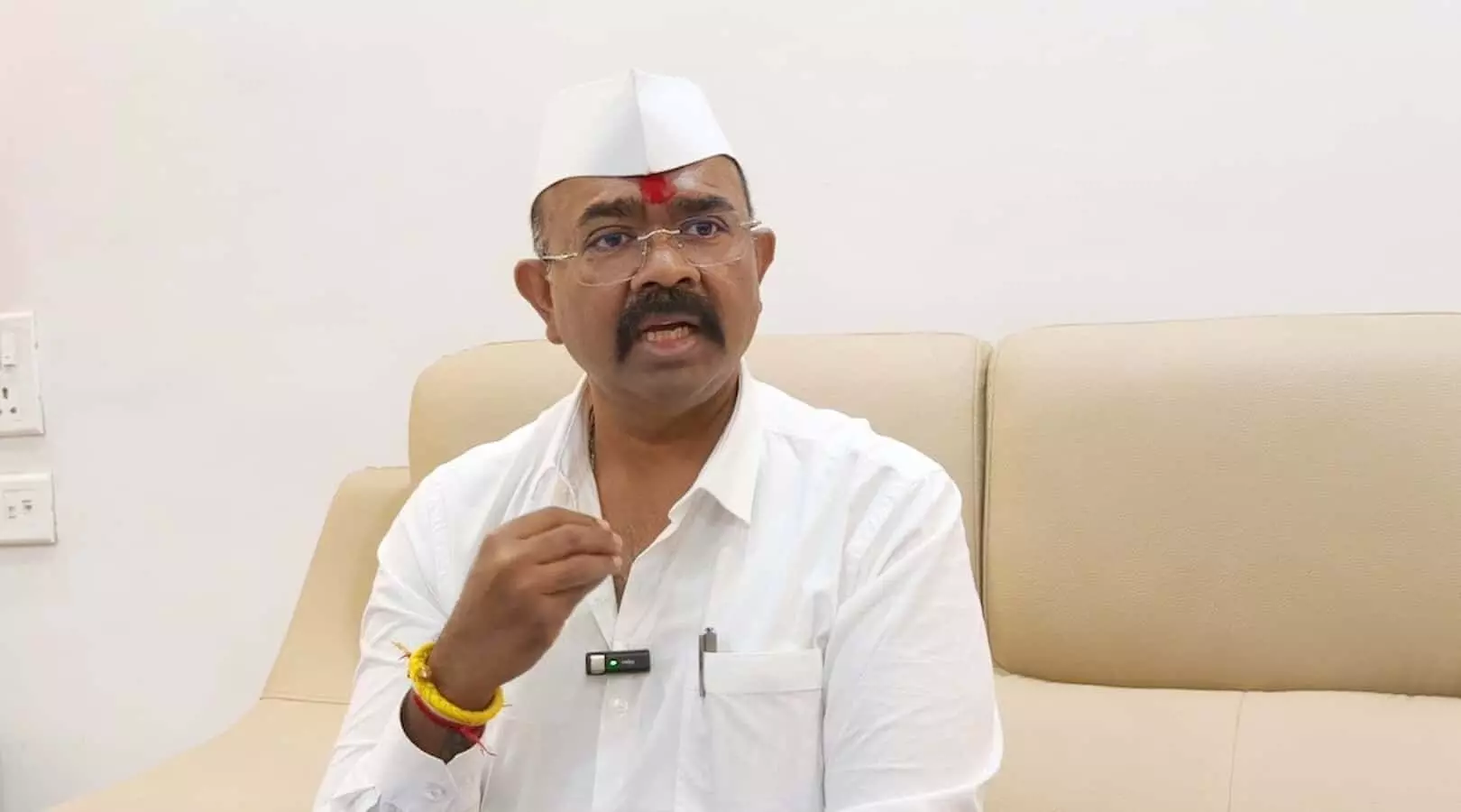 तस्वीर में नरेंद्र पाटील सफेद कपड़ों और टोपी में बैठकर बात कर रहे हैं। तस्वीर में नरेंद्र पाटील सफेद कपड़ों और टोपी में बैठकर बात कर रहे हैं।