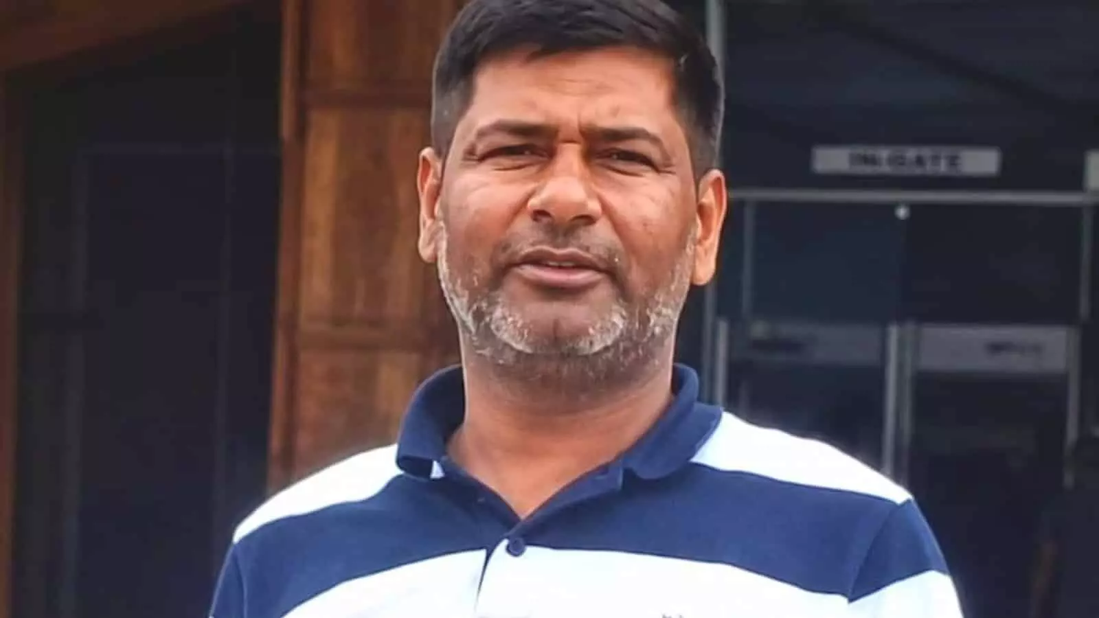 तस्वीर में ग्राम प्रधान राकेश यादव खड़े हुए नजर आ रहे हैं। तस्वीर में ग्राम प्रधान राकेश यादव खड़े हुए नजर आ रहे हैं।
