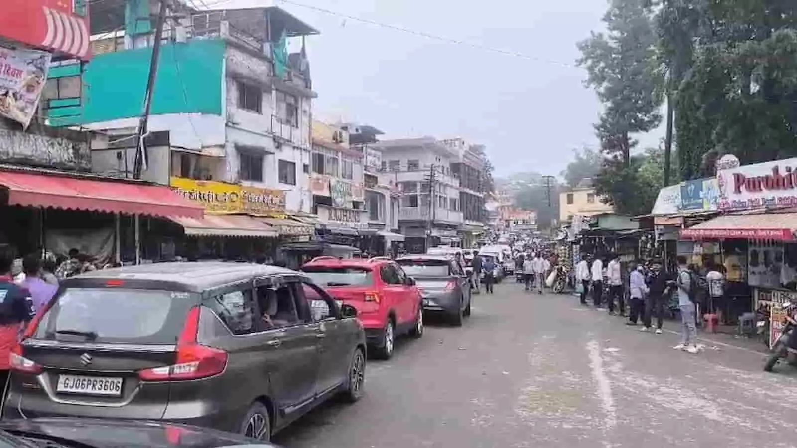 तस्वीर में आबूराज के बाजार में सड़क पर वाहनों की कतारें और लोग दिखाई दे रहे हैं। तस्वीर में आबूराज के बाजार में सड़क पर वाहनों की कतारें और लोग दिखाई दे रहे हैं।