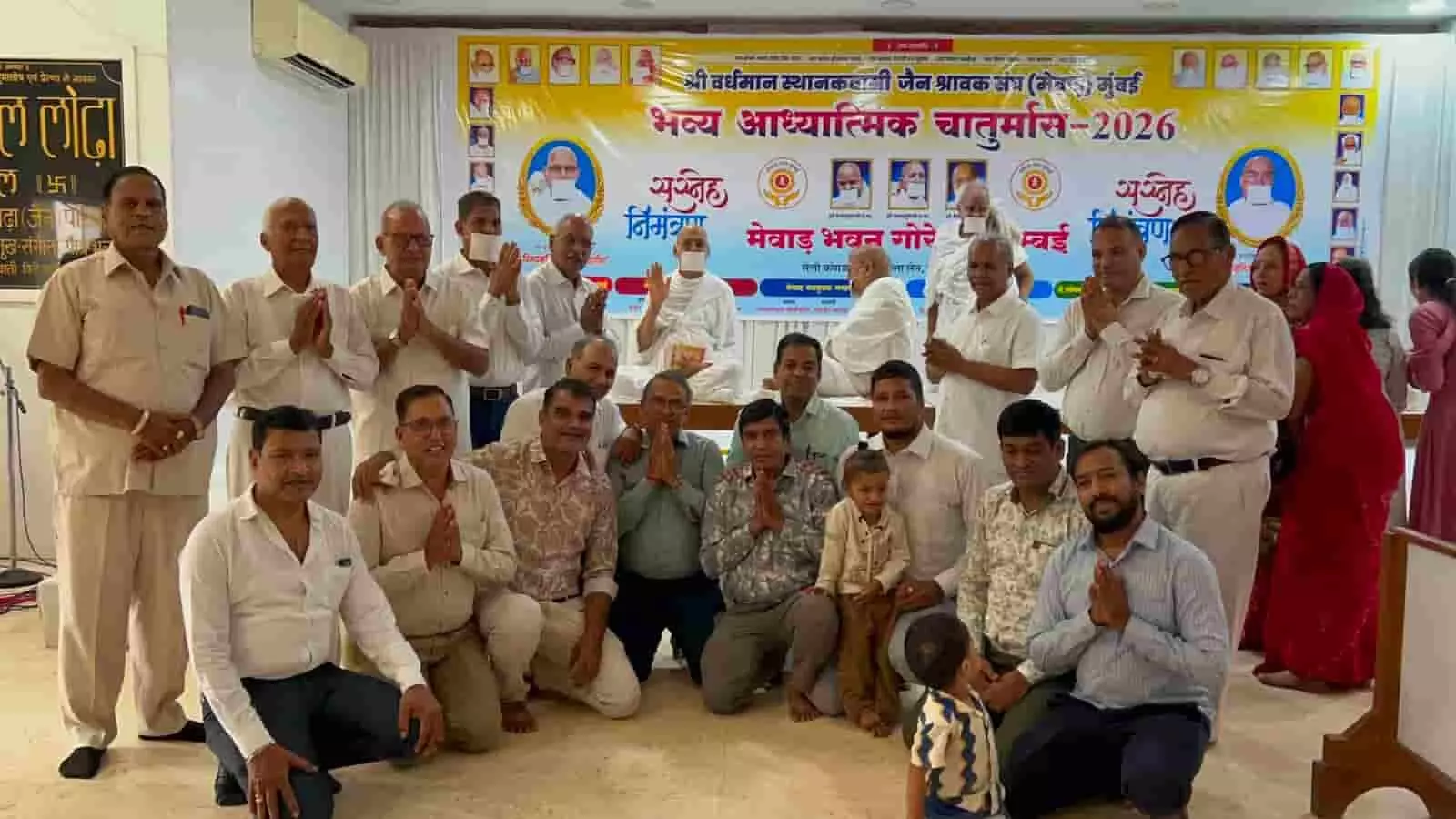 तस्वीर में कुर्ला उपसंघ के सदस्य मुंबई के मेवाड़ भवन में चातुर्मास के दौरान सेवा का संकल्प लेते हुए दिख रहे हैं। तस्वीर में कुर्ला उपसंघ के सदस्य मुंबई के मेवाड़ भवन में चातुर्मास के दौरान सेवा का संकल्प लेते हुए दिख रहे हैं।