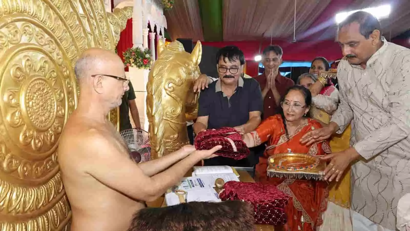 तस्वीर में सूर्यमहल भीलवाड़ा में चातुर्मास कार्यक्रम के दौरान आचार्य पुलकसागर महाराज को शास्त्र भेंट करते श्रद्धालु दिख रहे हैं। तस्वीर में सूर्यमहल भीलवाड़ा में चातुर्मास कार्यक्रम के दौरान आचार्य पुलकसागर महाराज को शास्त्र भेंट करते श्रद्धालु दिख रहे हैं।