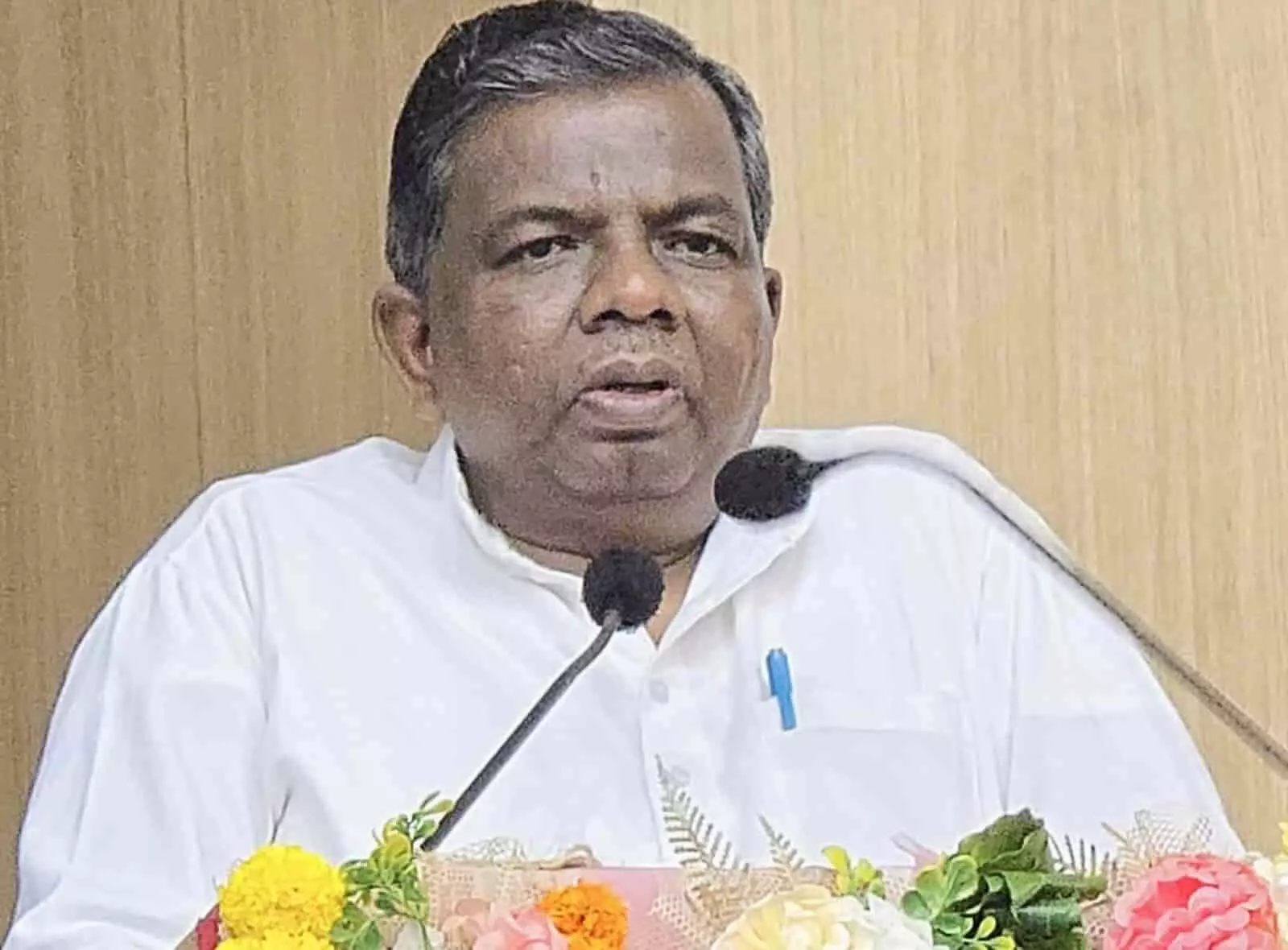 तस्वीर में गोविंद महंत नोएडा में आयोजित राष्ट्रीय बैठक के मंच पर खड़े होकर संबोधित कर रहे हैं। तस्वीर में गोविंद महंत नोएडा में आयोजित राष्ट्रीय बैठक के मंच पर खड़े होकर संबोधित कर रहे हैं।