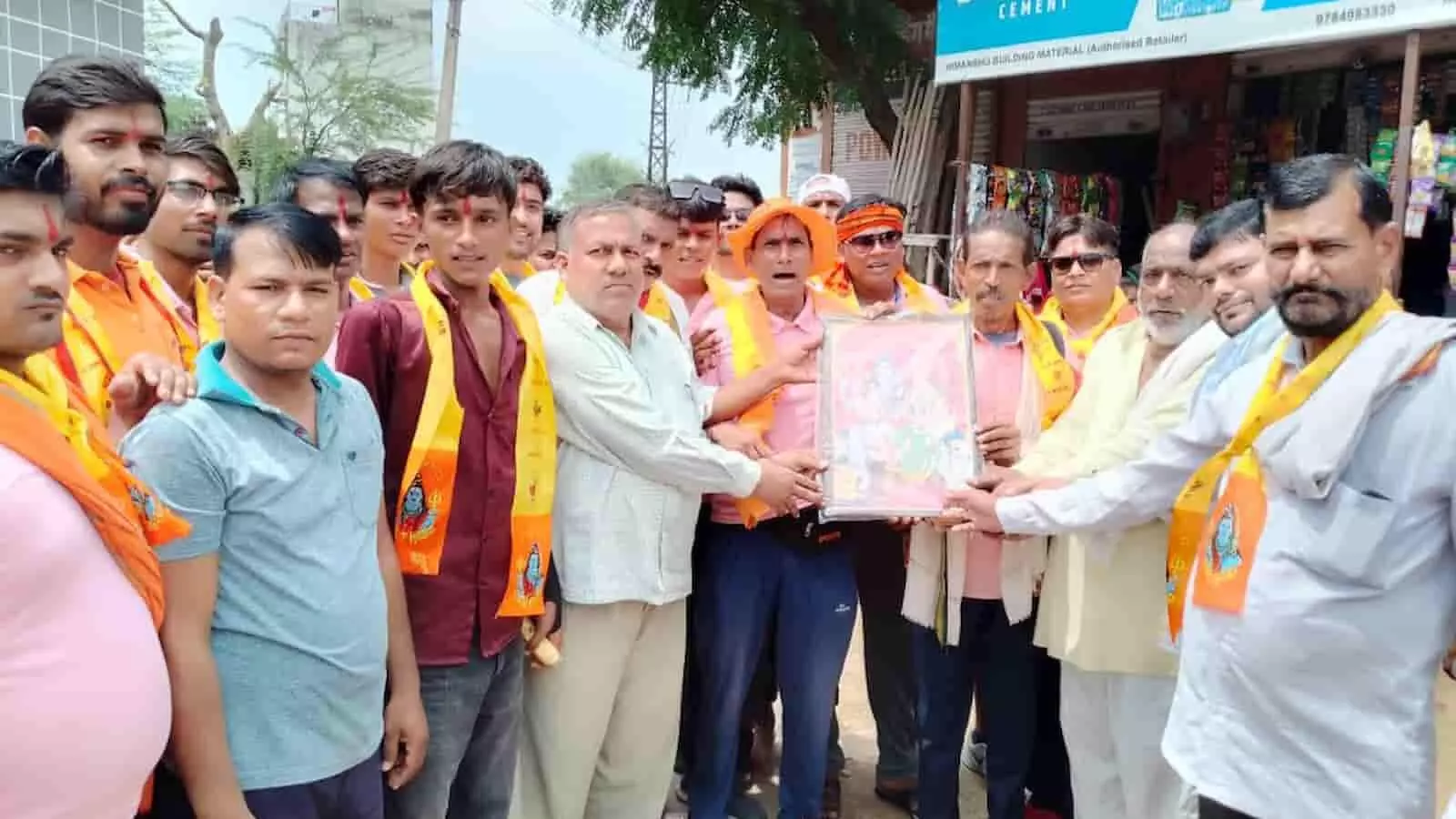 तस्वीर में भुसावर के पंचमुखी हनुमान जी मंदिर में कांवड़ यात्रा के लिए एकत्र शिव भक्त दिख रहे हैं। तस्वीर में भुसावर के पंचमुखी हनुमान जी मंदिर में कांवड़ यात्रा के लिए एकत्र शिव भक्त दिख रहे हैं।