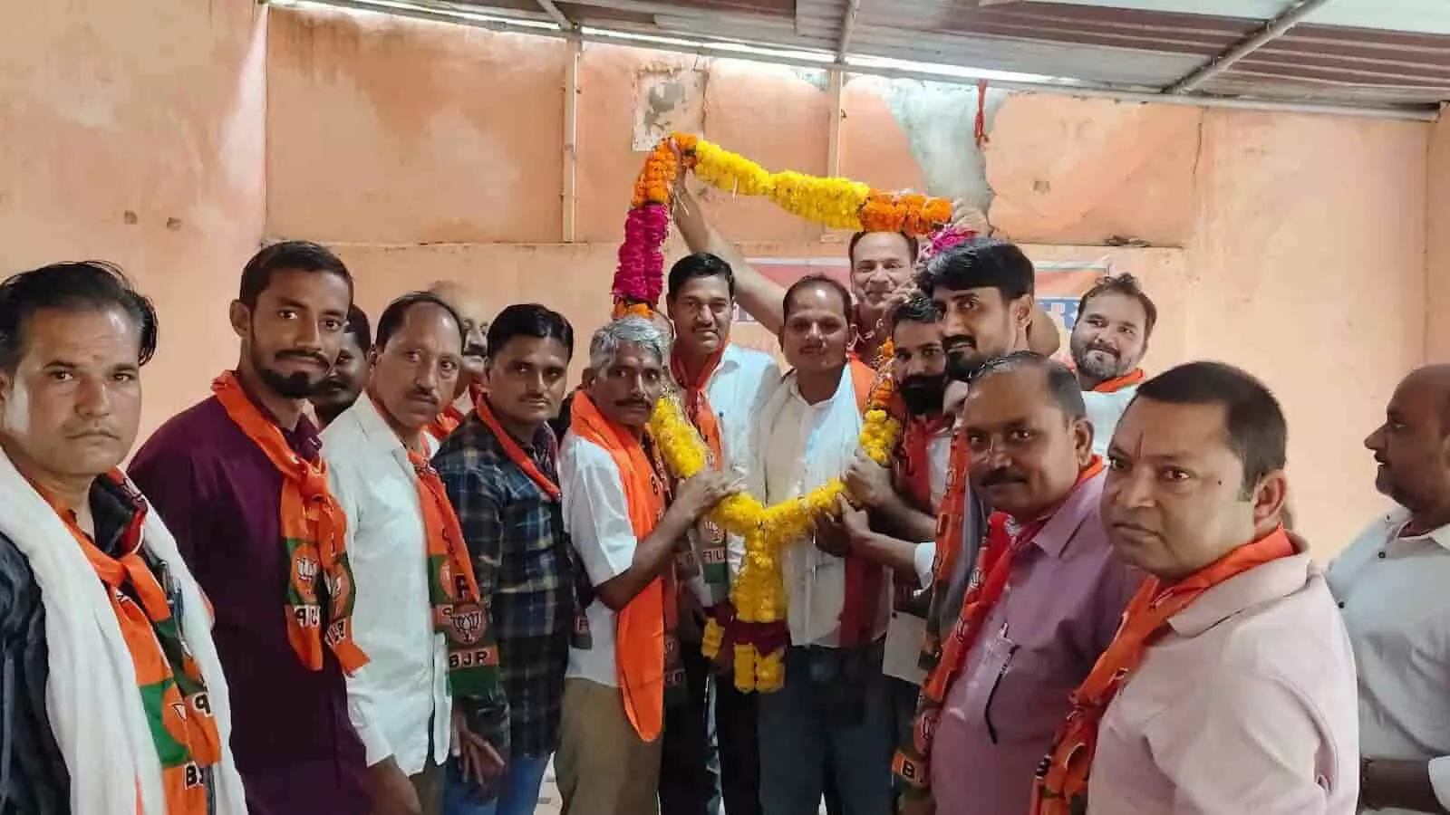 तस्वीर में हनुमान मंदिर परिसर में अटरू के भाजपा कार्यकर्ता नेताओं का स्वागत करते हुए। तस्वीर में हनुमान मंदिर परिसर में अटरू के भाजपा कार्यकर्ता नेताओं का स्वागत करते हुए।