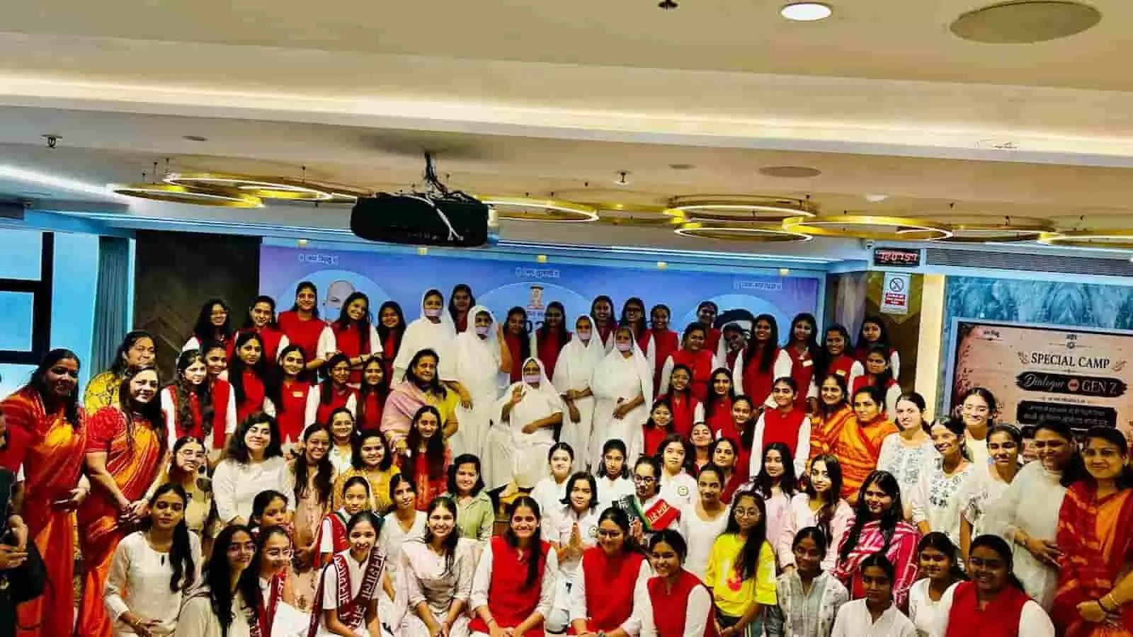 तस्वीर में चेम्बूर सभाभवन में आयोजित विशेष शिविर के दौरान साध्वीवृंद और कन्याएं नजर आ रही हैं। तस्वीर में चेम्बूर सभाभवन में आयोजित विशेष शिविर के दौरान साध्वीवृंद और कन्याएं नजर आ रही हैं।