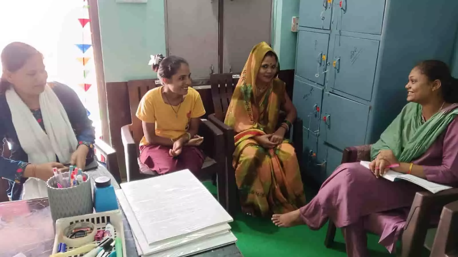 तस्वीर में देवरी शाहाबाद के विद्यालय में आचार्य-अभिभावक संवाद बैठक के दौरान बैठी महिलाएं दिखाई दे रही हैं। तस्वीर में देवरी शाहाबाद के विद्यालय में आचार्य-अभिभावक संवाद बैठक के दौरान बैठी महिलाएं दिखाई दे रही हैं।