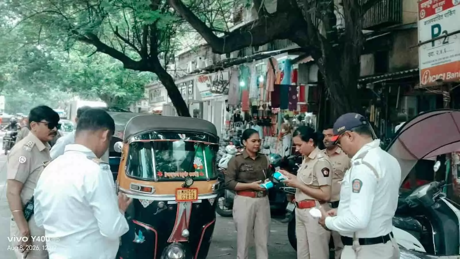 यातायात पुलिस और परिवहन विभाग के अधिकारी डोंबिवली में वाहनों की जांच कर रहे हैं। यातायात पुलिस और परिवहन विभाग के अधिकारी डोंबिवली में वाहनों की जांच कर रहे हैं।