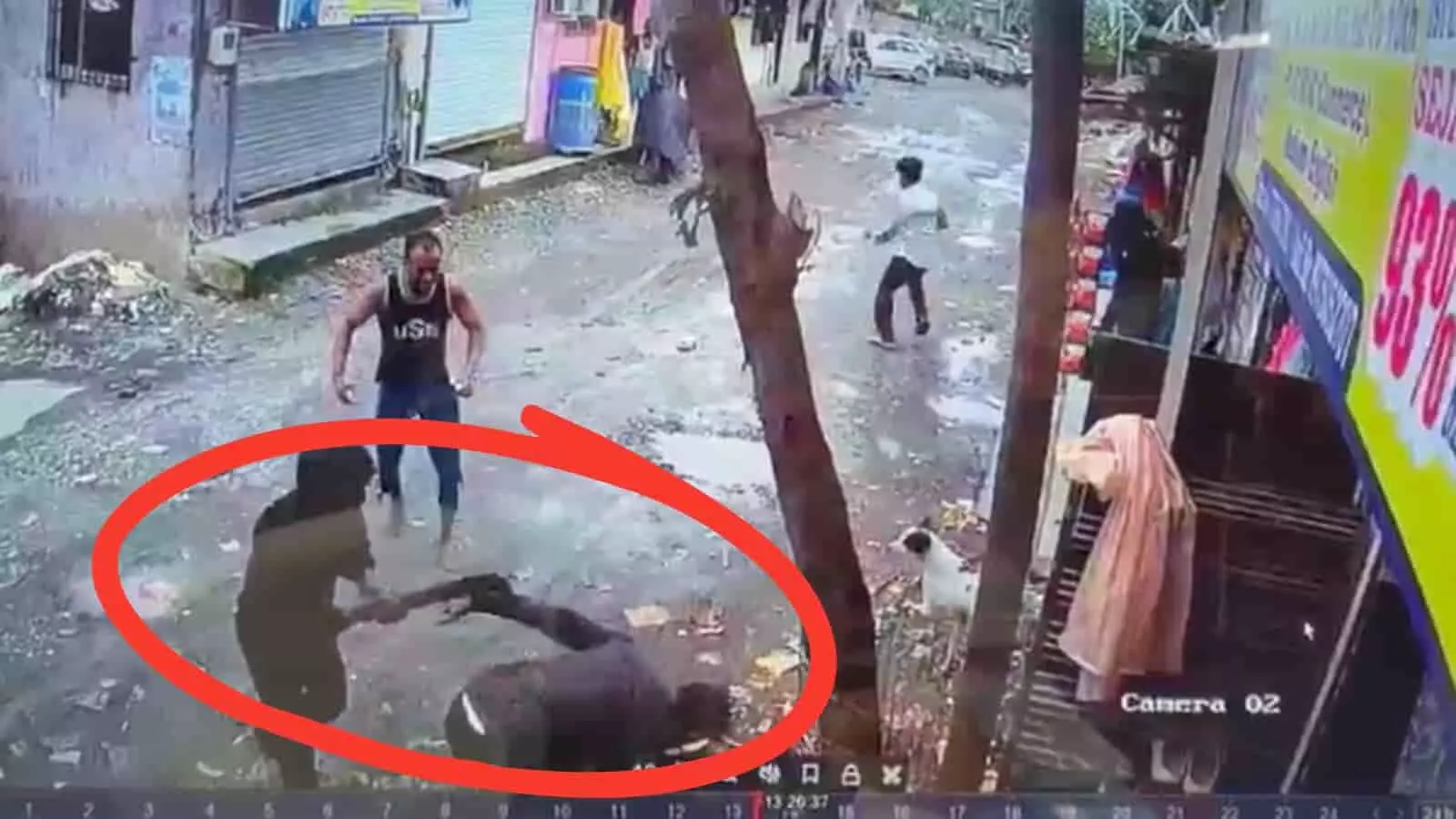तस्वीर में नालासोपारा की सड़क पर सीसीटीवी फुटेज के दौरान हमला और घायल व्यक्ति दिख रहा है। तस्वीर में नालासोपारा की सड़क पर सीसीटीवी फुटेज के दौरान हमला और घायल व्यक्ति दिख रहा है।