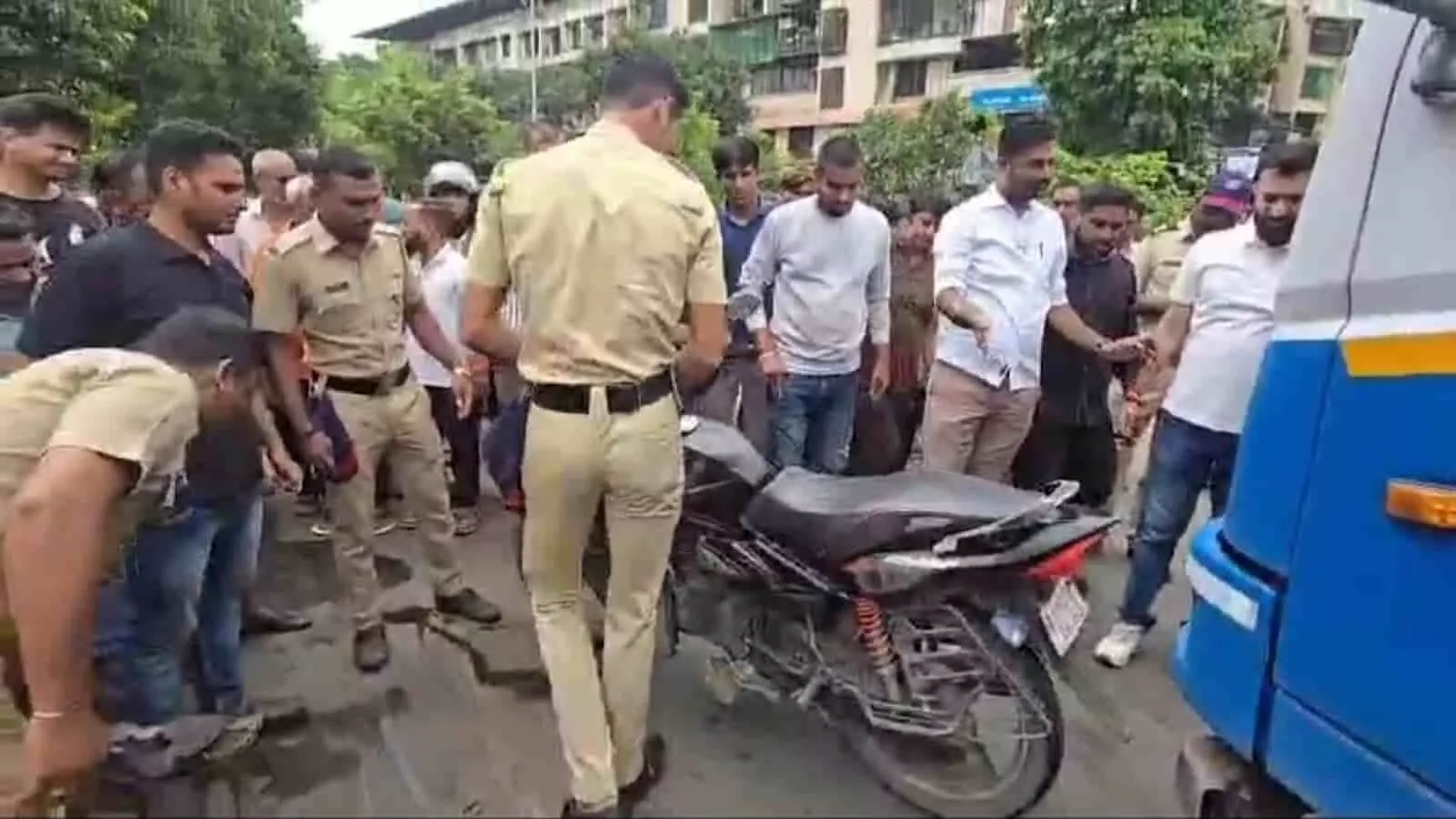 तस्वीर में सड़क पर खड़ी क्षतिग्रस्त बाइक और जांच करते पुलिसकर्मी नजर आ रहे हैं। तस्वीर में सड़क पर खड़ी क्षतिग्रस्त बाइक और जांच करते पुलिसकर्मी नजर आ रहे हैं।