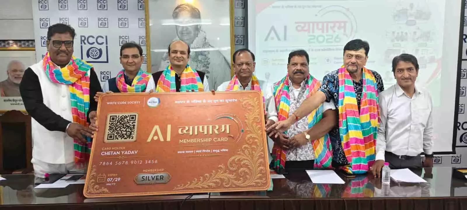 जयपुर में एआई व्यापारम् 2026 संगोष्ठी के दौरान बड़े सदस्यता कार्ड के साथ खड़े अतिथि। जयपुर में एआई व्यापारम् 2026 संगोष्ठी के दौरान बड़े सदस्यता कार्ड के साथ खड़े अतिथि।