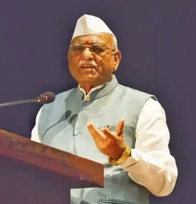 तस्वीर में राज्यपाल हरिभाऊ बागडे मंच पर खड़े होकर संबोधित कर रहे हैं। तस्वीर में राज्यपाल हरिभाऊ बागडे मंच पर खड़े होकर संबोधित कर रहे हैं।