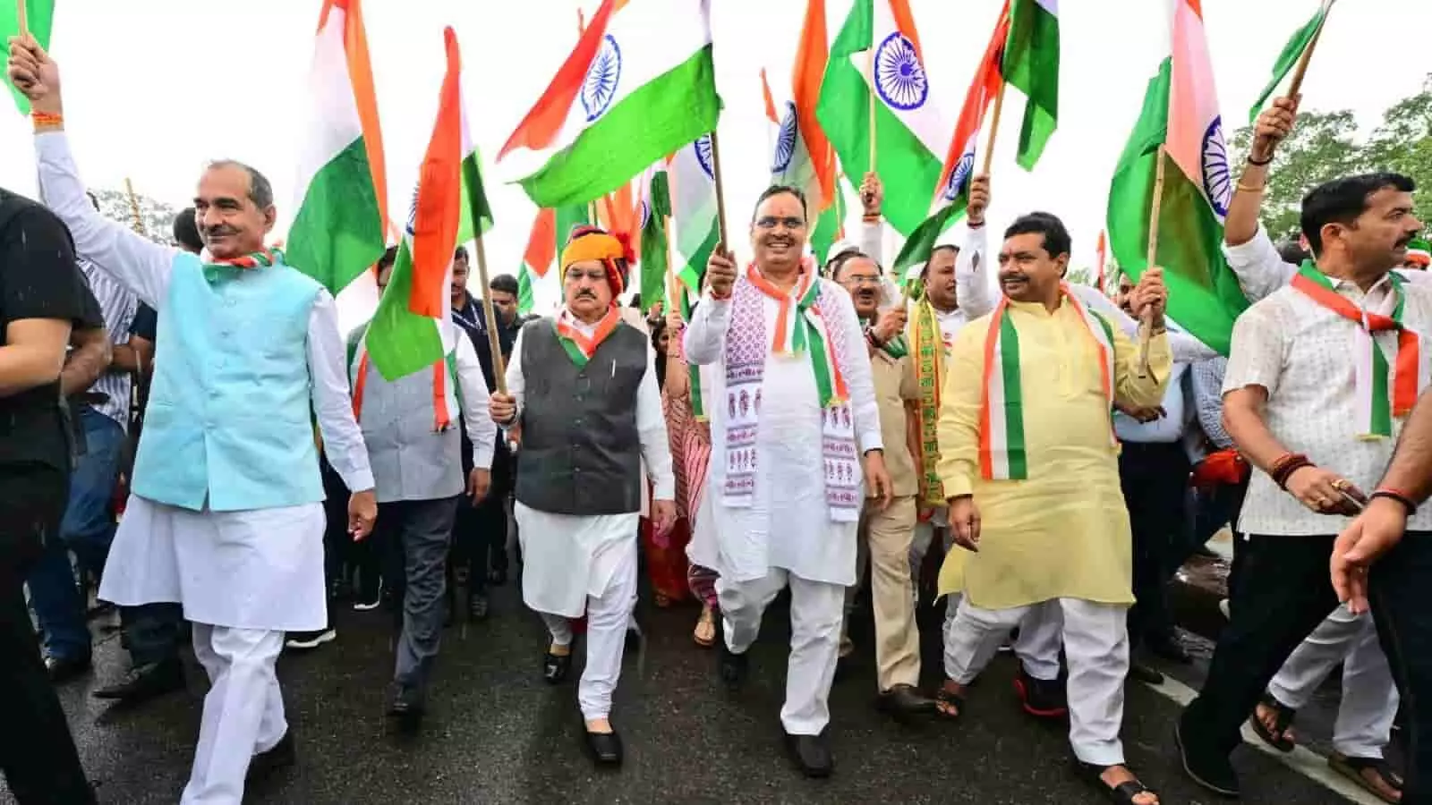 तस्वीर में जयपुर में तिरंगा यात्रा के दौरान हाथों में राष्ट्रीय ध्वज थामे नेता नजर आ रहे हैं। तस्वीर में जयपुर में तिरंगा यात्रा के दौरान हाथों में राष्ट्रीय ध्वज थामे नेता नजर आ रहे हैं।