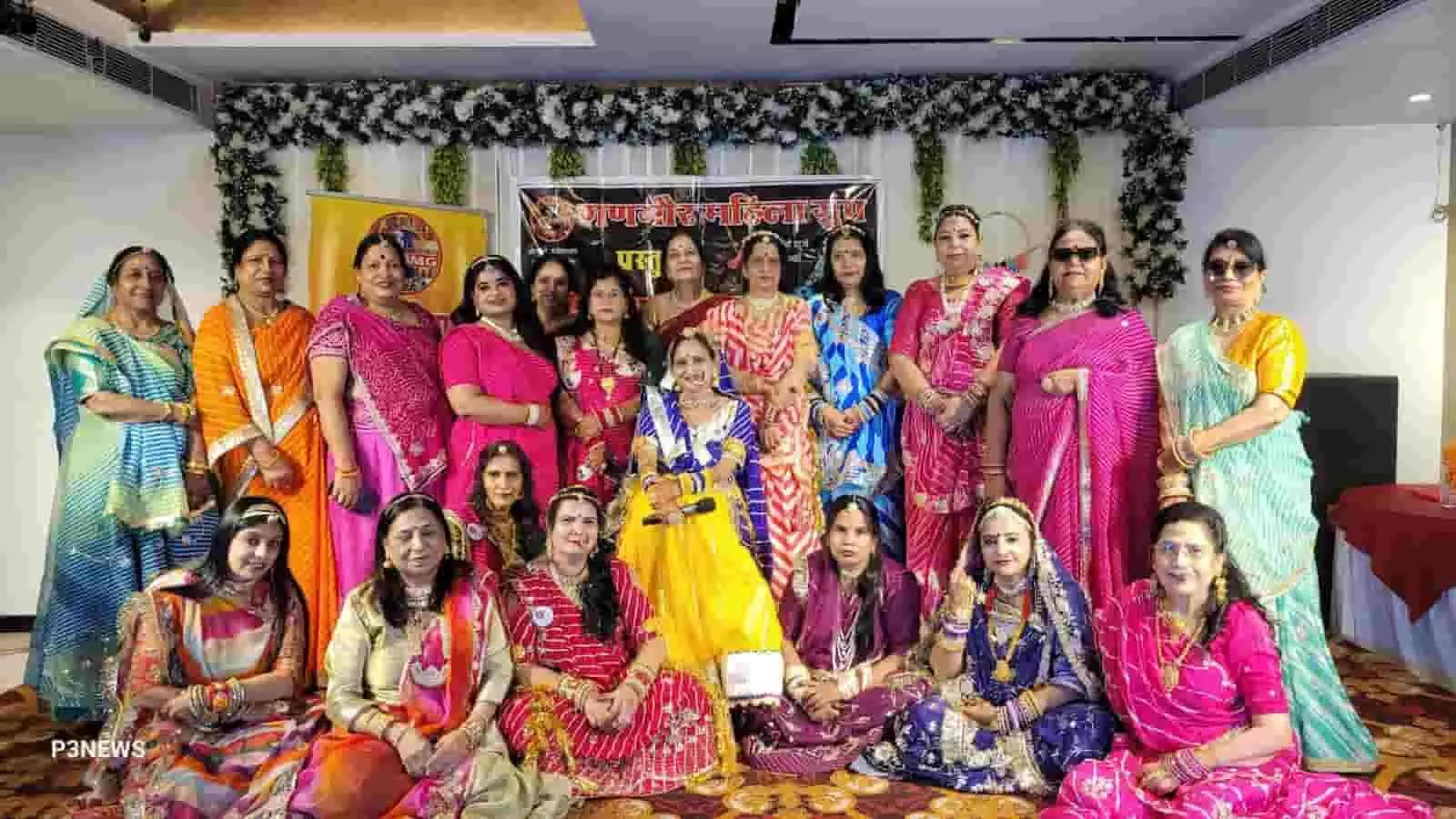 पारंपरिक लहरिया परिधानों में सजी गणगौर महिला ग्रुप की महिलाएं कार्यक्रम के दौरान मंच पर मौजूद हैं। पारंपरिक लहरिया परिधानों में सजी गणगौर महिला ग्रुप की महिलाएं कार्यक्रम के दौरान मंच पर मौजूद हैं।