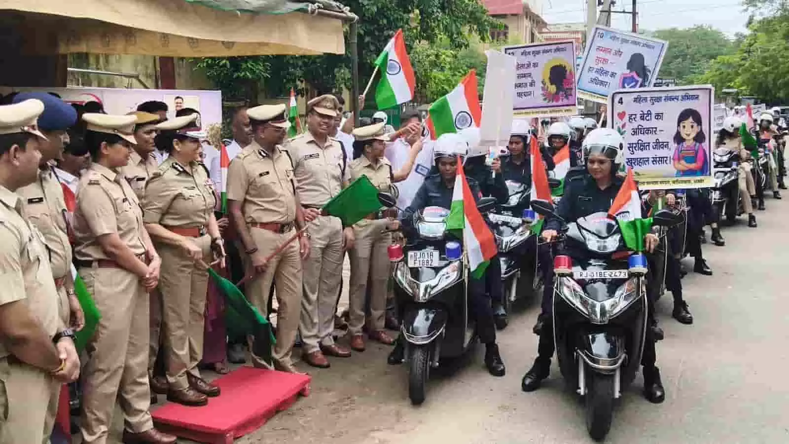 तस्वीर में पुलिसकर्मी और महिला पुलिसकर्मी स्कूटरों के साथ सड़क पर दिख रही हैं। तस्वीर में पुलिसकर्मी और महिला पुलिसकर्मी स्कूटरों के साथ सड़क पर दिख रही हैं।