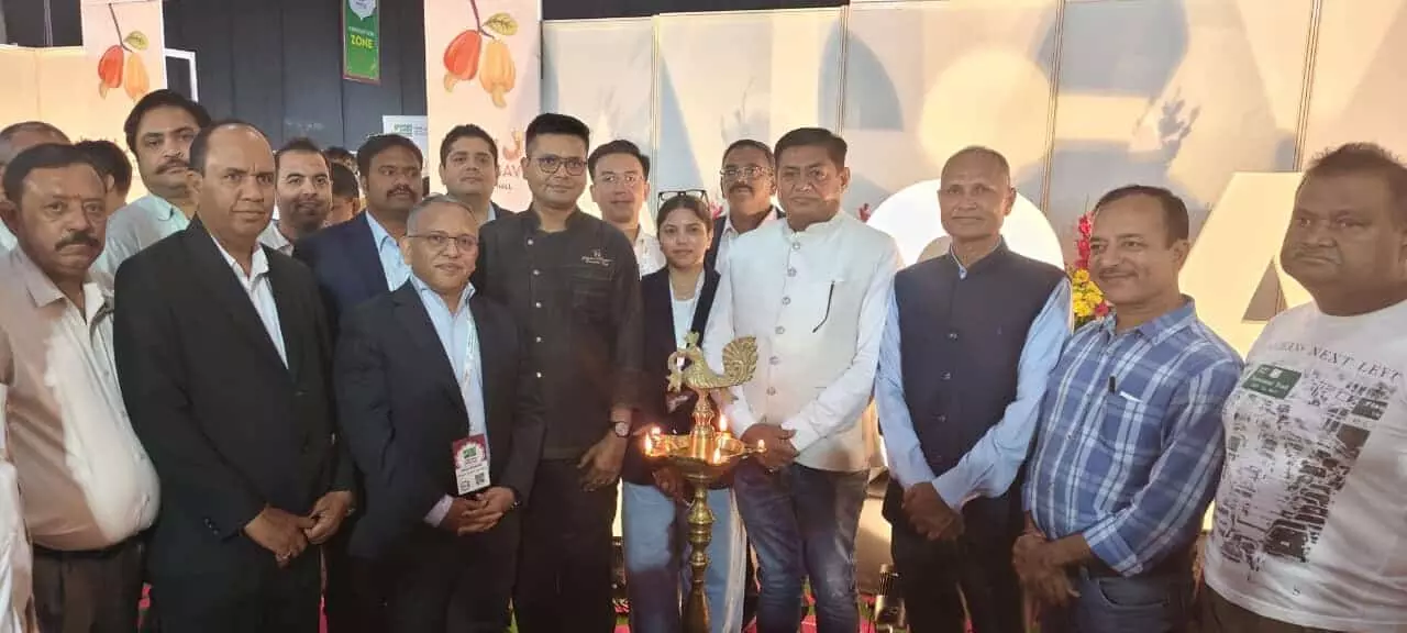 आयोजन स्थल पर प्रतिभागी दीप प्रज्वलित करते हुए समूह में खड़े हैं। आयोजन स्थल पर प्रतिभागी दीप प्रज्वलित करते हुए समूह में खड़े हैं।