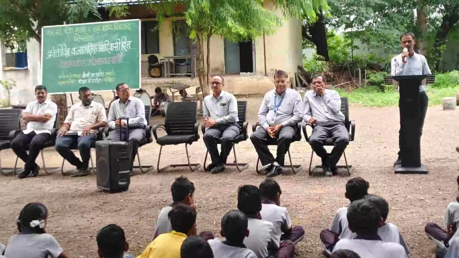 तस्वीर में शिरपूर के विद्यालय में आयोजित कार्यक्रम के दौरान बैठे अतिथि और छात्र दिख रहे हैं। तस्वीर में शिरपूर के विद्यालय में आयोजित कार्यक्रम के दौरान बैठे अतिथि और छात्र दिख रहे हैं।