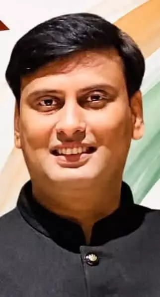 तस्वीर में एक व्यक्ति कैमरे की ओर देखते हुए सामने खड़ा है, समाचार संदर्भ में। तस्वीर में एक व्यक्ति कैमरे की ओर देखते हुए सामने खड़ा है, समाचार संदर्भ में।