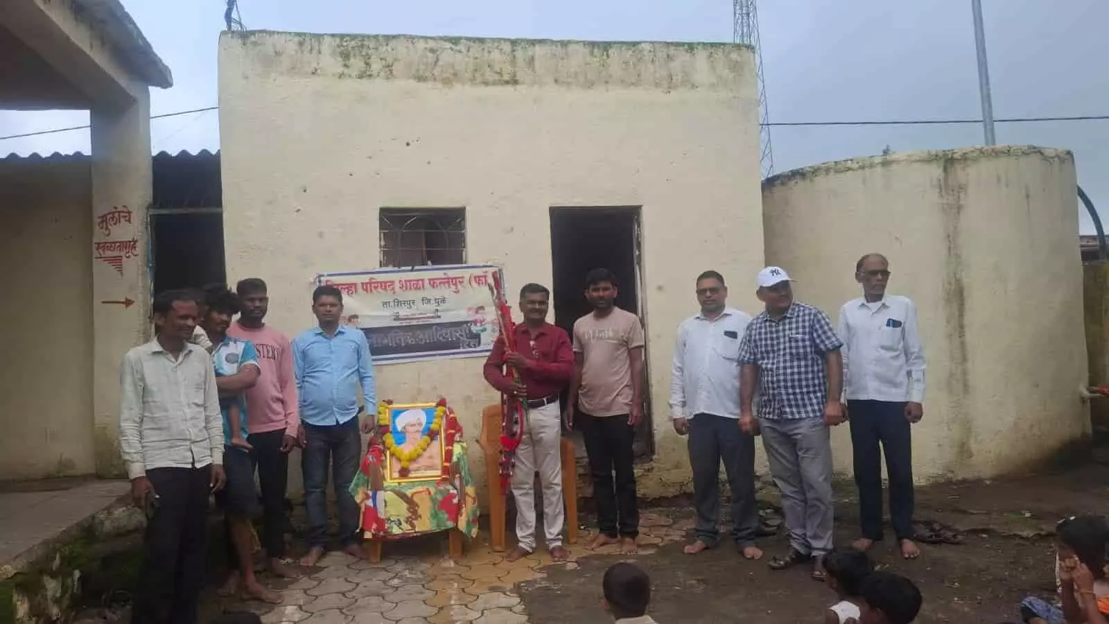 तस्वीर में फतेपूर जिप स्कूल के सामने खड़े ग्रामीण, शिक्षक और नीचे बैठे हुए स्कूली बच्चे दिखाई दे रहे हैं। तस्वीर में फतेपूर जिप स्कूल के सामने खड़े ग्रामीण, शिक्षक और नीचे बैठे हुए स्कूली बच्चे दिखाई दे रहे हैं।