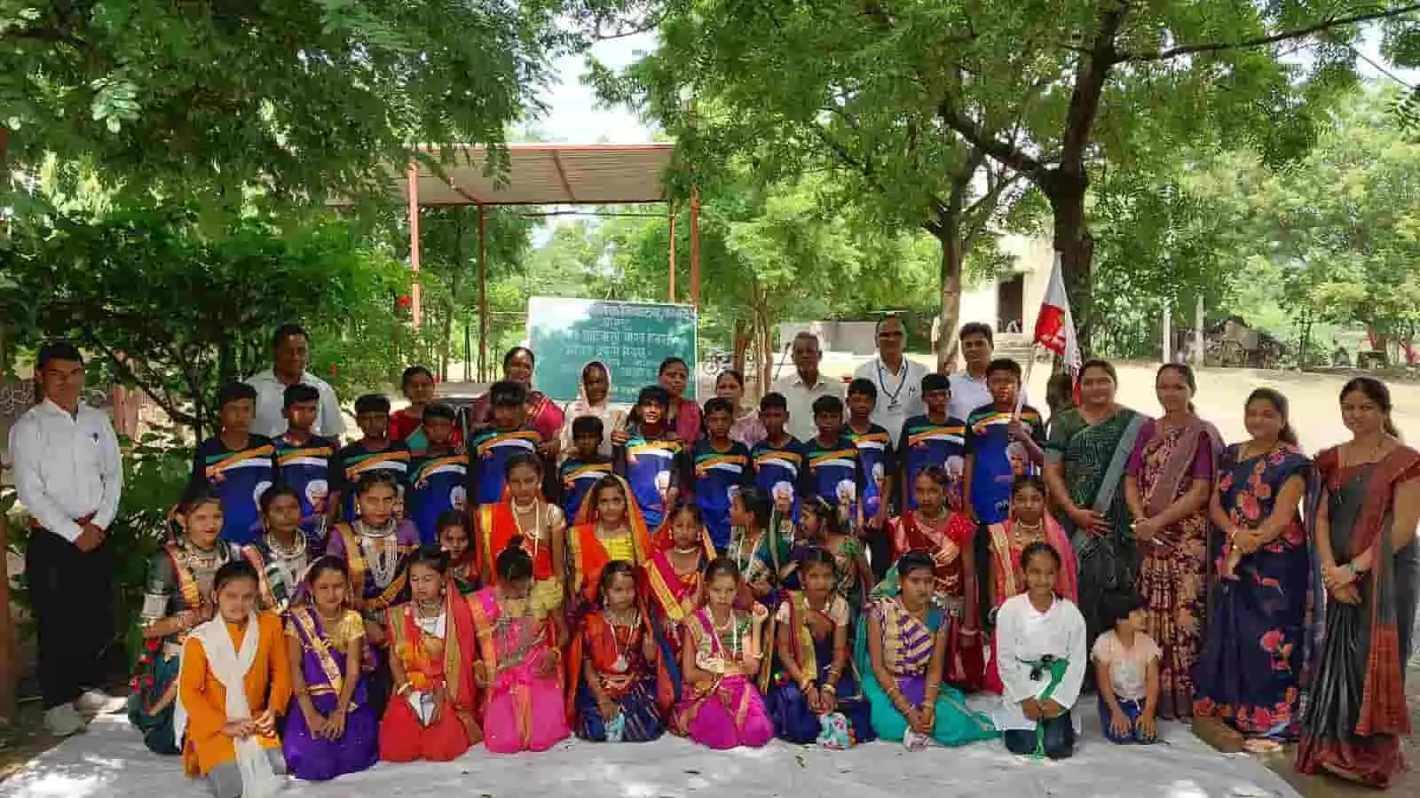 तस्वीर में कळमसरे विद्यालय के प्रांगण में पारंपरिक वेशभूषा में खड़े विद्यार्थी और शिक्षक दिखाई दे रहे हैं। तस्वीर में कळमसरे विद्यालय के प्रांगण में पारंपरिक वेशभूषा में खड़े विद्यार्थी और शिक्षक दिखाई दे रहे हैं।