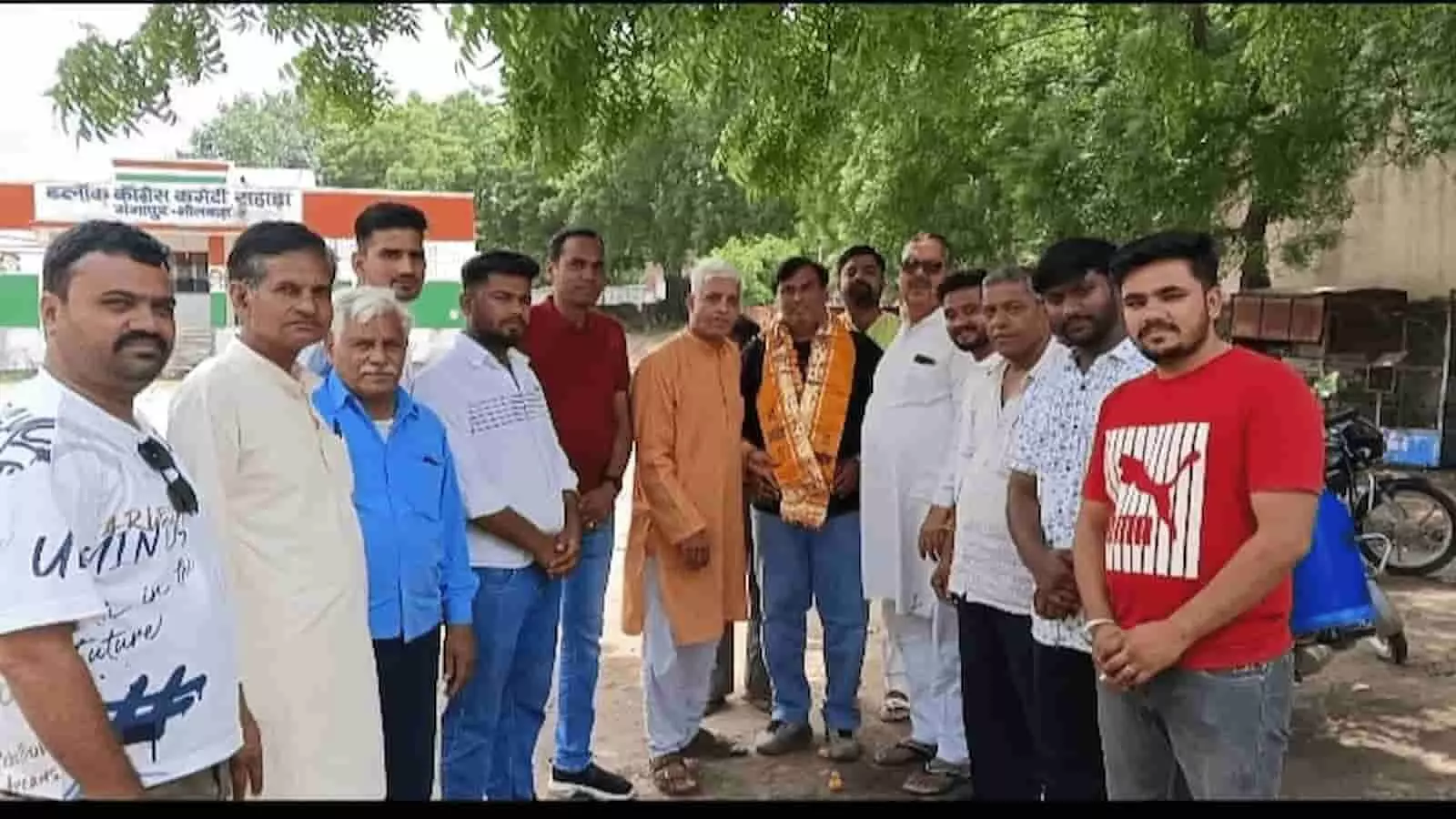 तस्वीर में गंगापुर कांग्रेस कार्यालय के बाहर लखन काकाणी का स्वागत करते हुए कांग्रेस कार्यकर्ता दिख रहे हैं। तस्वीर में गंगापुर कांग्रेस कार्यालय के बाहर लखन काकाणी का स्वागत करते हुए कांग्रेस कार्यकर्ता दिख रहे हैं।
