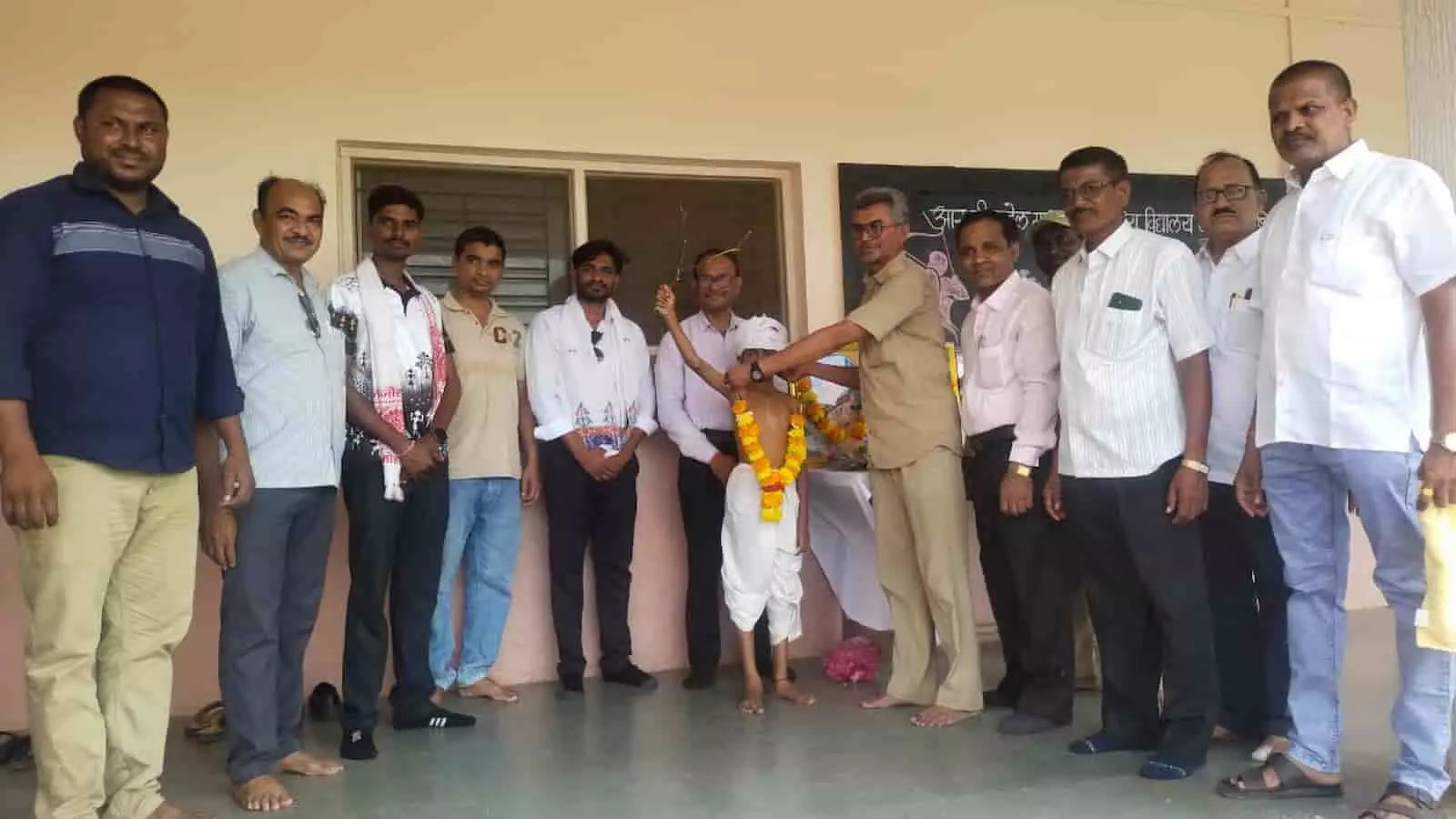 तस्वीर में खंबाळे के स्कूल में सांस्कृतिक कार्यक्रम के दौरान पारंपरिक वेशभूषा में छात्र और गणमान्य लोग खड़े हैं। तस्वीर में खंबाळे के स्कूल में सांस्कृतिक कार्यक्रम के दौरान पारंपरिक वेशभूषा में छात्र और गणमान्य लोग खड़े हैं।