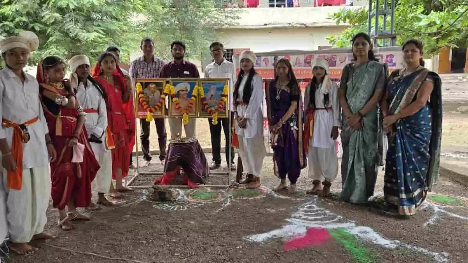 तस्वीर में पारंपरिक वेशभूषा में विद्यार्थी और अतिथि जळोद आश्रमशाला में खड़े नजर आ रहे हैं। तस्वीर में पारंपरिक वेशभूषा में विद्यार्थी और अतिथि जळोद आश्रमशाला में खड़े नजर आ रहे हैं।