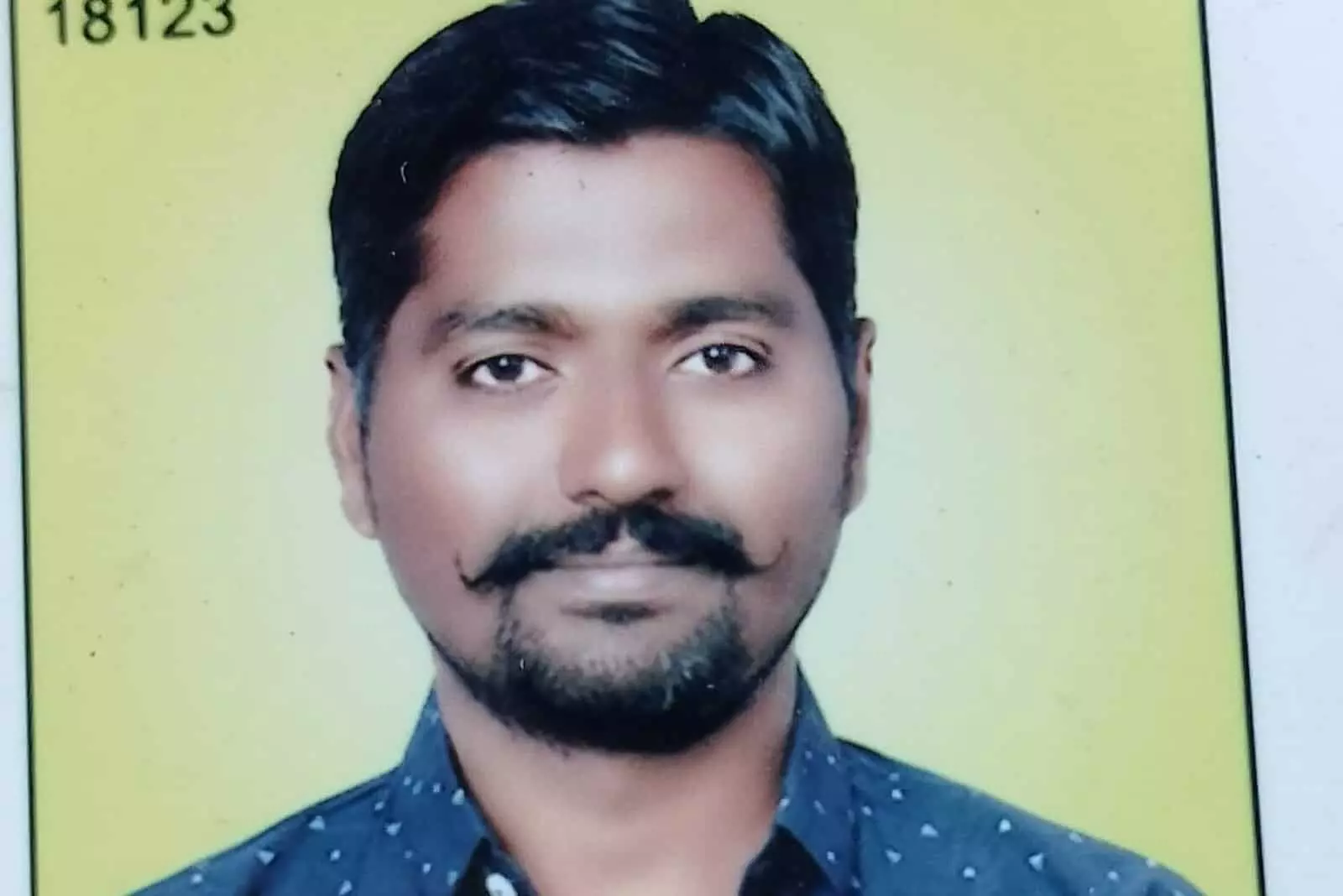 तस्वीर में नीले रंग की प्रिंटेड शर्ट पहने व्यक्ति दिख रहे हैं। तस्वीर में नीले रंग की प्रिंटेड शर्ट पहने व्यक्ति दिख रहे हैं।