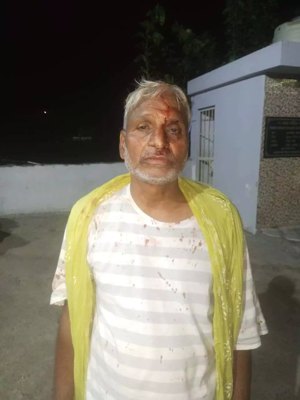 तस्वीर में पीड़ित पक्ष के लोग कांकरोली में दिखाई दे रहे हैं। तस्वीर में पीड़ित पक्ष के लोग कांकरोली में दिखाई दे रहे हैं।