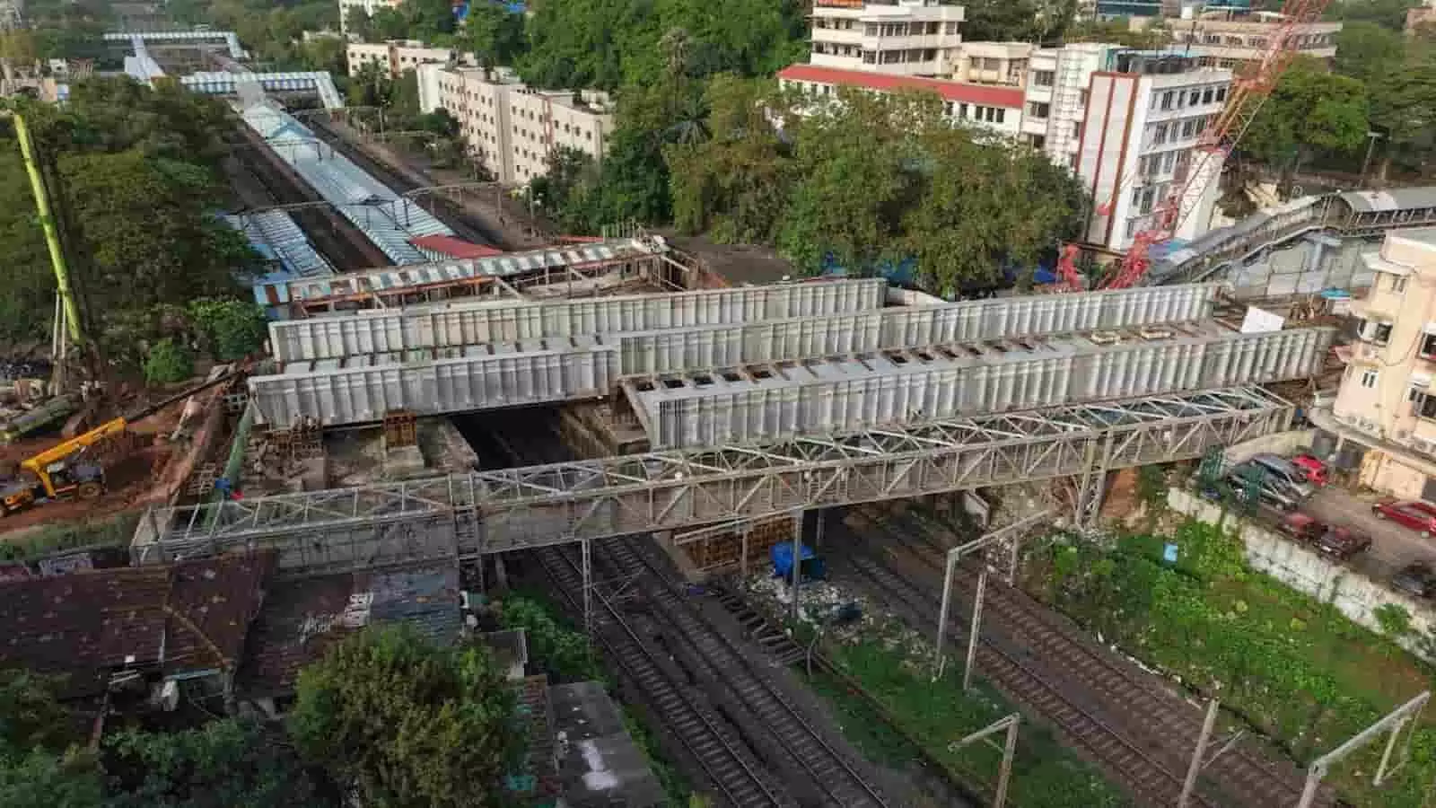 तस्वीर में मुंबई में रेलवे ट्रैक के ऊपर नए सियॉन रोड ओवर ब्रिज के स्थापित स्टील गर्डर और निर्माण कार्य दिखाई दे रहा है। तस्वीर में मुंबई में रेलवे ट्रैक के ऊपर नए सियॉन रोड ओवर ब्रिज के स्थापित स्टील गर्डर और निर्माण कार्य दिखाई दे रहा है।