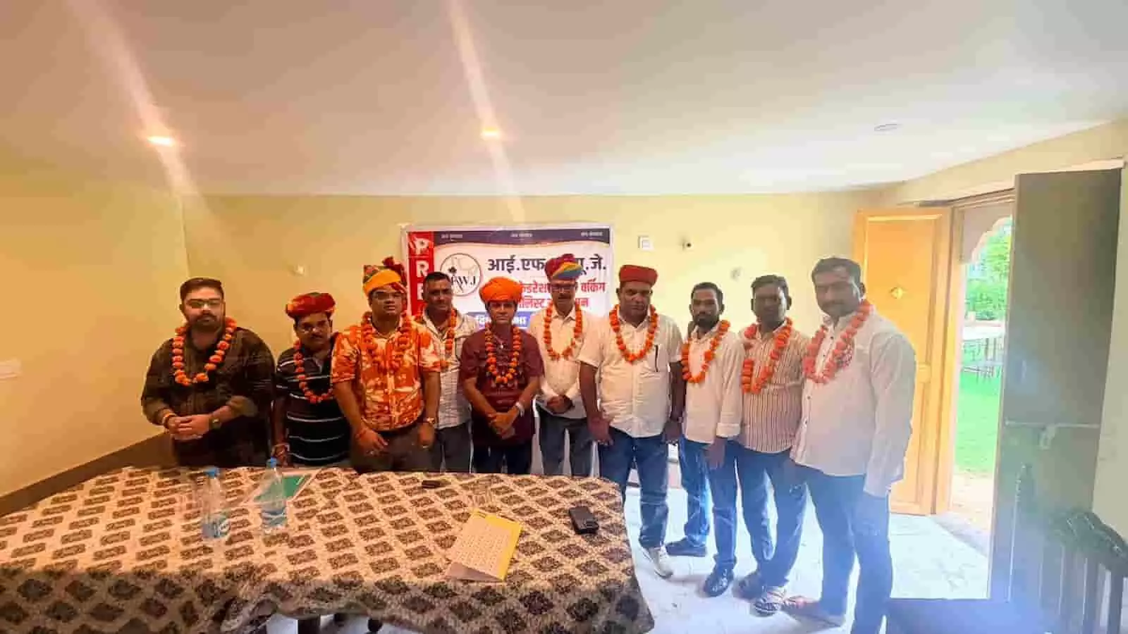 तस्वीर में जैतारण विधानसभा क्षेत्र के पत्रकार होटल के कमरे में बैठक के दौरान खड़े दिखाई दे रहे हैं। तस्वीर में जैतारण विधानसभा क्षेत्र के पत्रकार होटल के कमरे में बैठक के दौरान खड़े दिखाई दे रहे हैं।