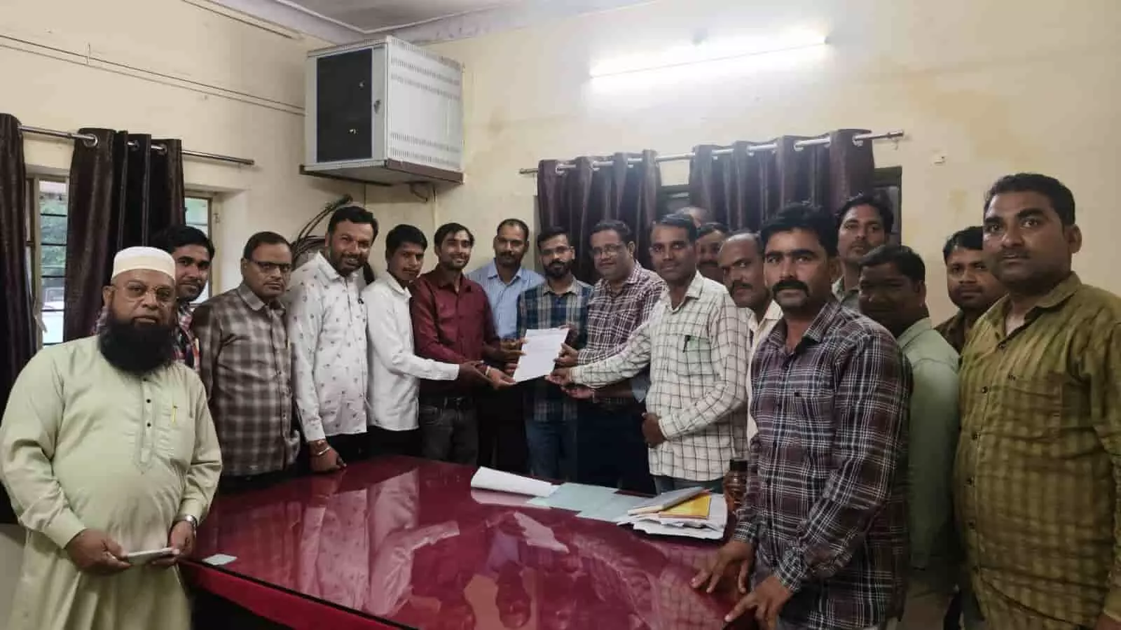 प्रतापगढ़ में तकनीकी कर्मचारी अधिकारियों को ज्ञापन सौंपते हुए दिखाई दे रहे हैं। प्रतापगढ़ में तकनीकी कर्मचारी अधिकारियों को ज्ञापन सौंपते हुए दिखाई दे रहे हैं।