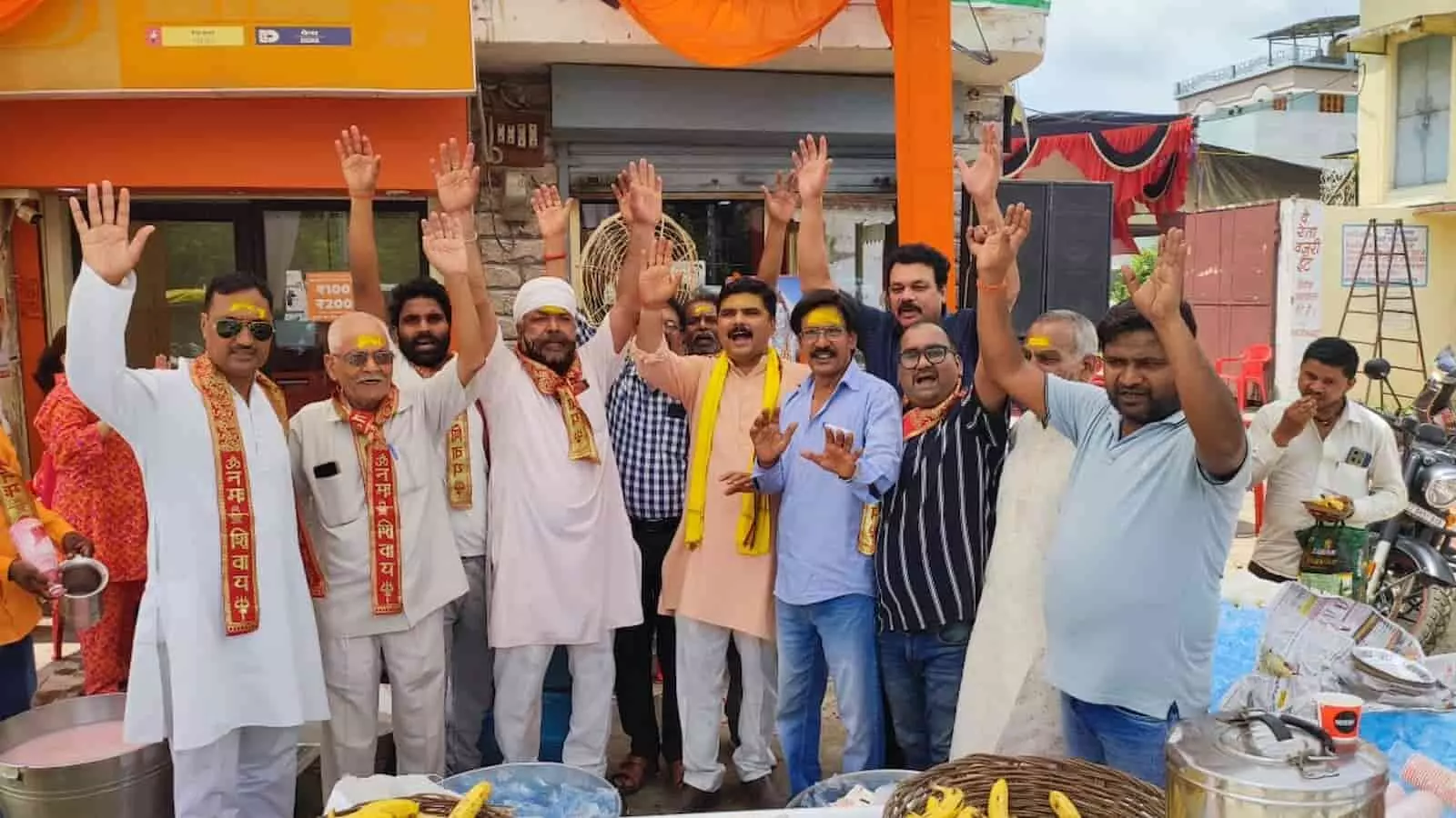तस्वीर में बरेली के शिव मंदिर में जलाभिषेक करते हुए श्रद्धालु दिख रहे हैं। तस्वीर में बरेली के शिव मंदिर में जलाभिषेक करते हुए श्रद्धालु दिख रहे हैं।