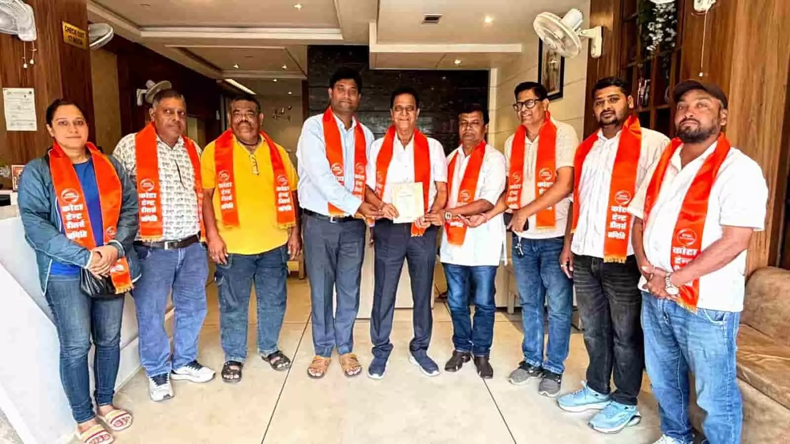 कोटा में टेन्ट व्यवसायियों के महाधिवेशन का निमंत्रण देते हुए समिति के पदाधिकारी। कोटा में टेन्ट व्यवसायियों के महाधिवेशन का निमंत्रण देते हुए समिति के पदाधिकारी।